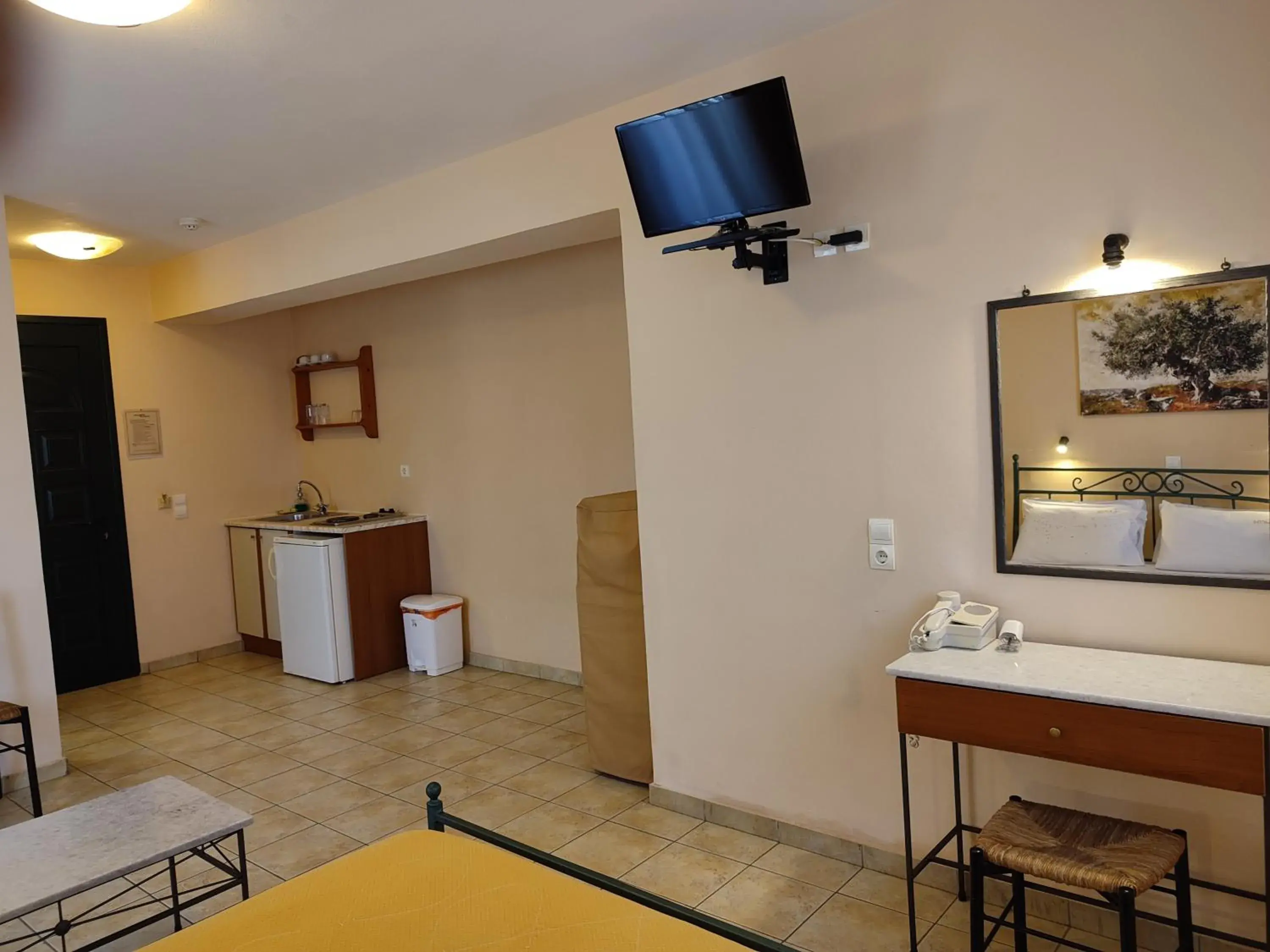 Kitchen or kitchenette, Bed in Elanthi Village Apartments Kitchen or kitchenette, Bed in Elanthi Village Apartments