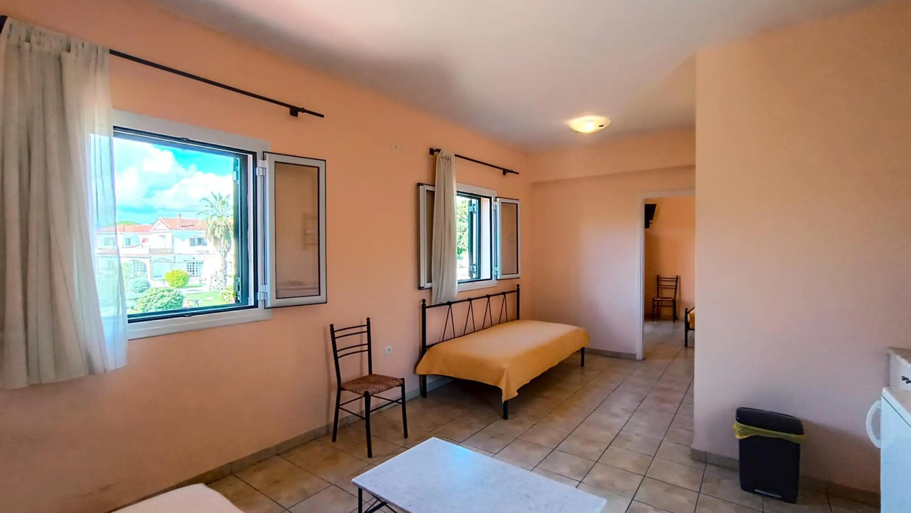 Bed in Elanthi Village Apartments