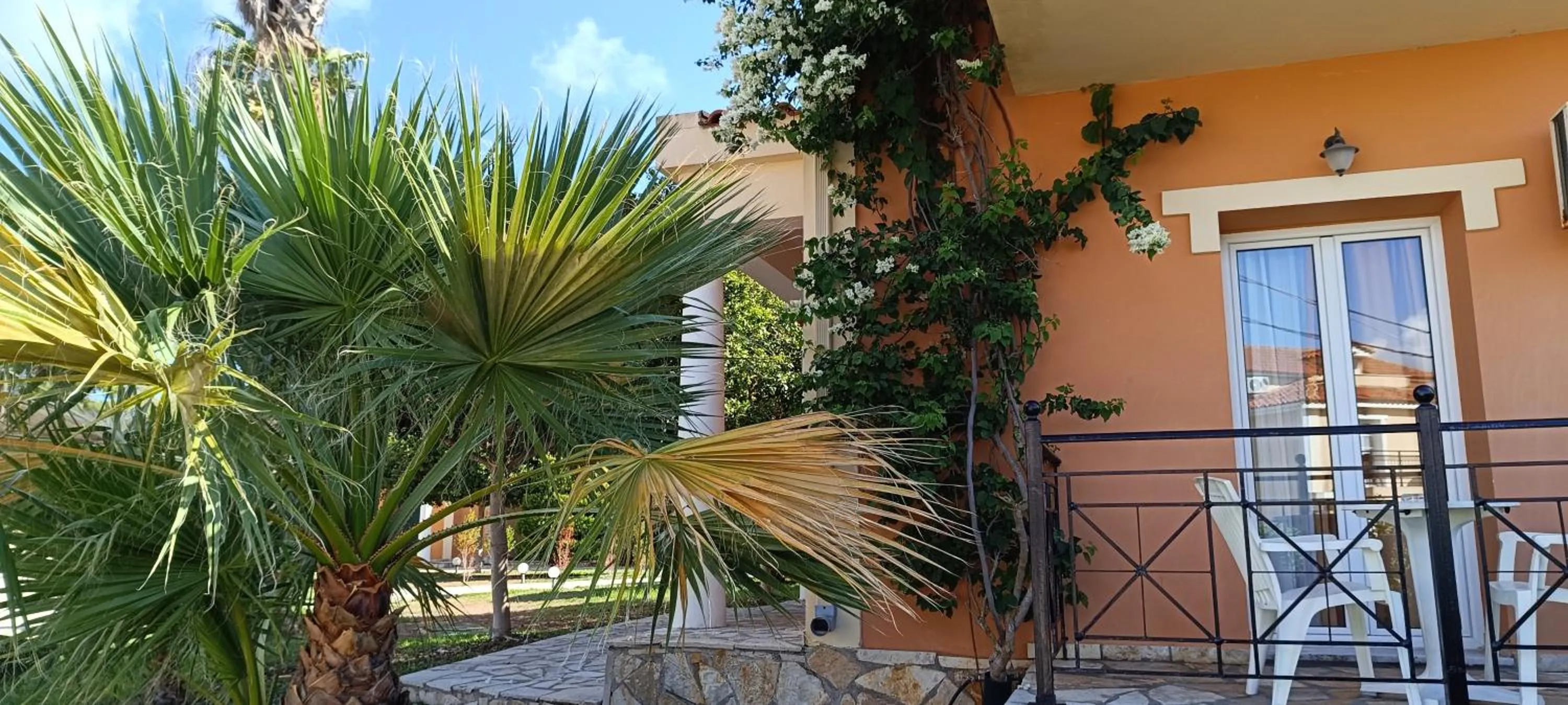 Garden in Elanthi Village Apartments