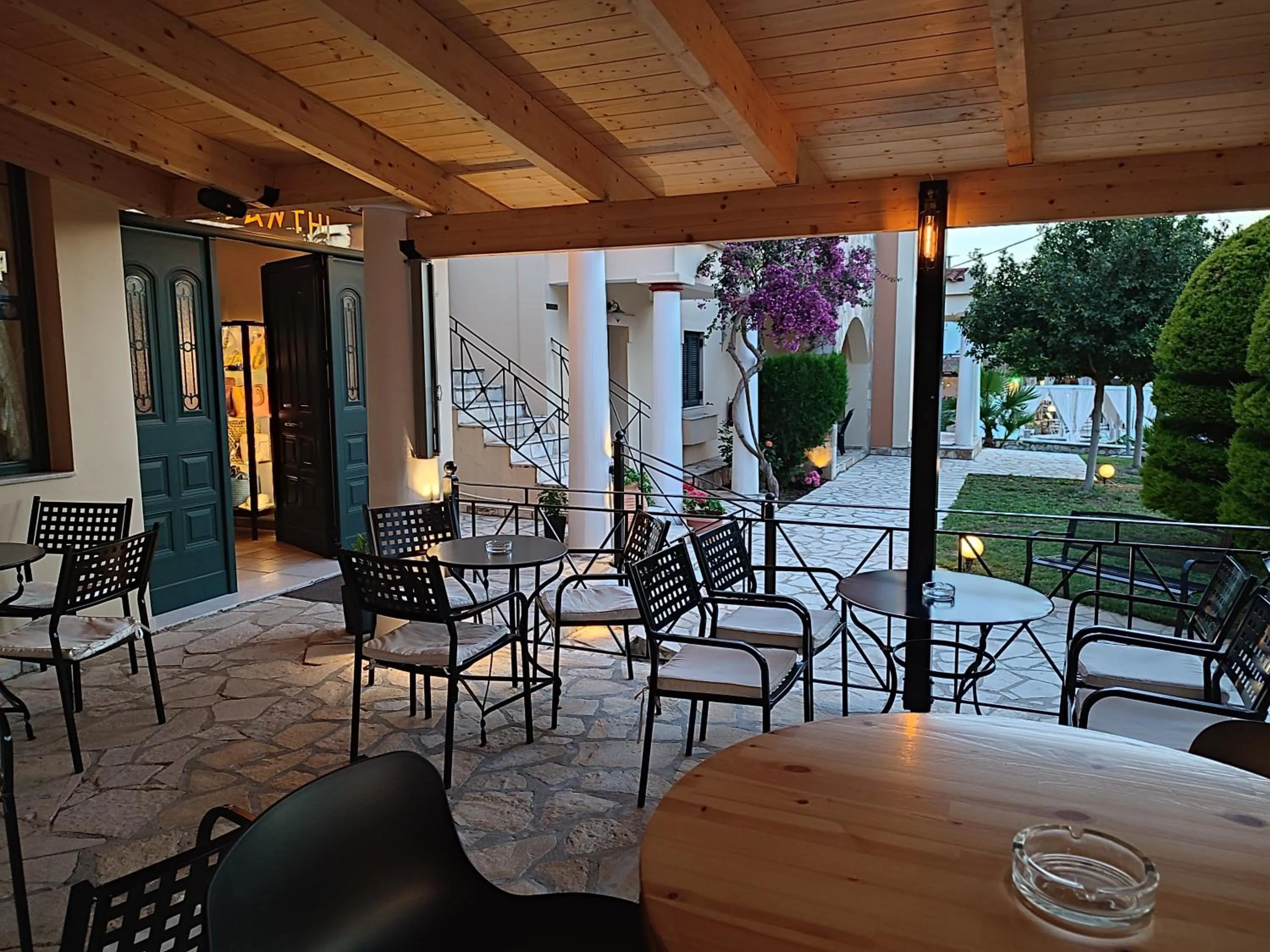 Lounge or bar in Elanthi Village Apartments