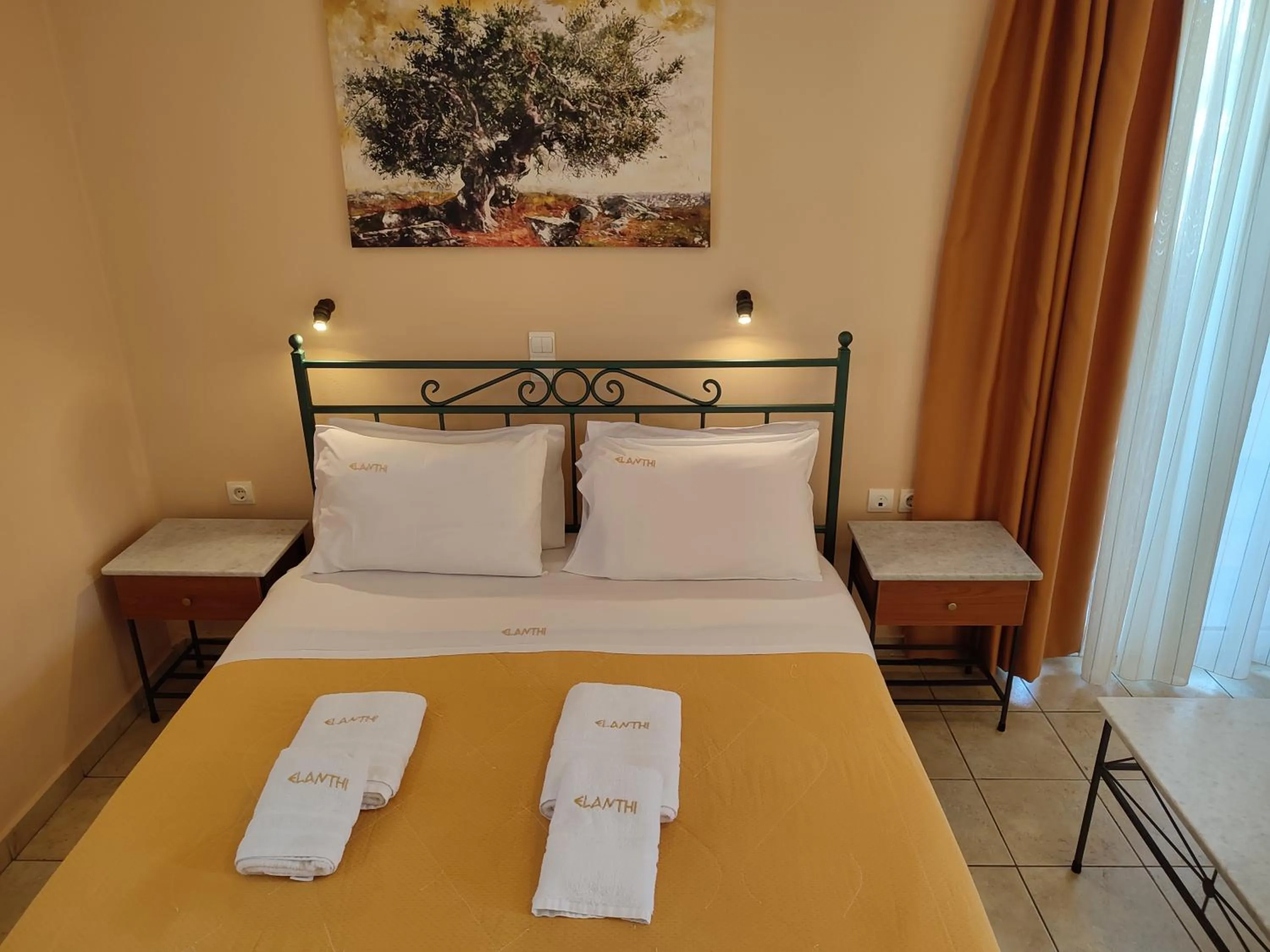 Bed in Elanthi Village Apartments