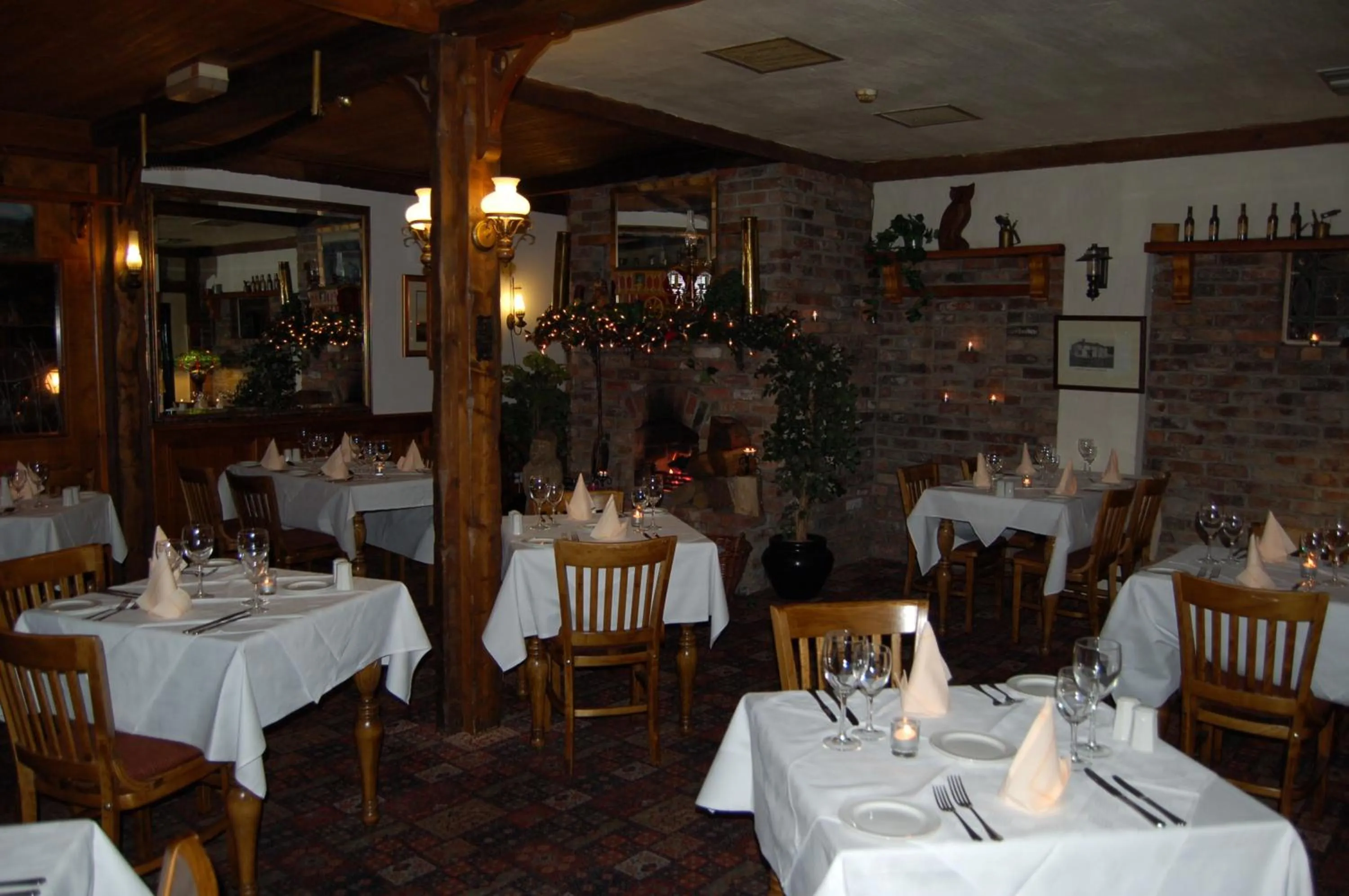 Restaurant/places to eat in Lynhams Hotel