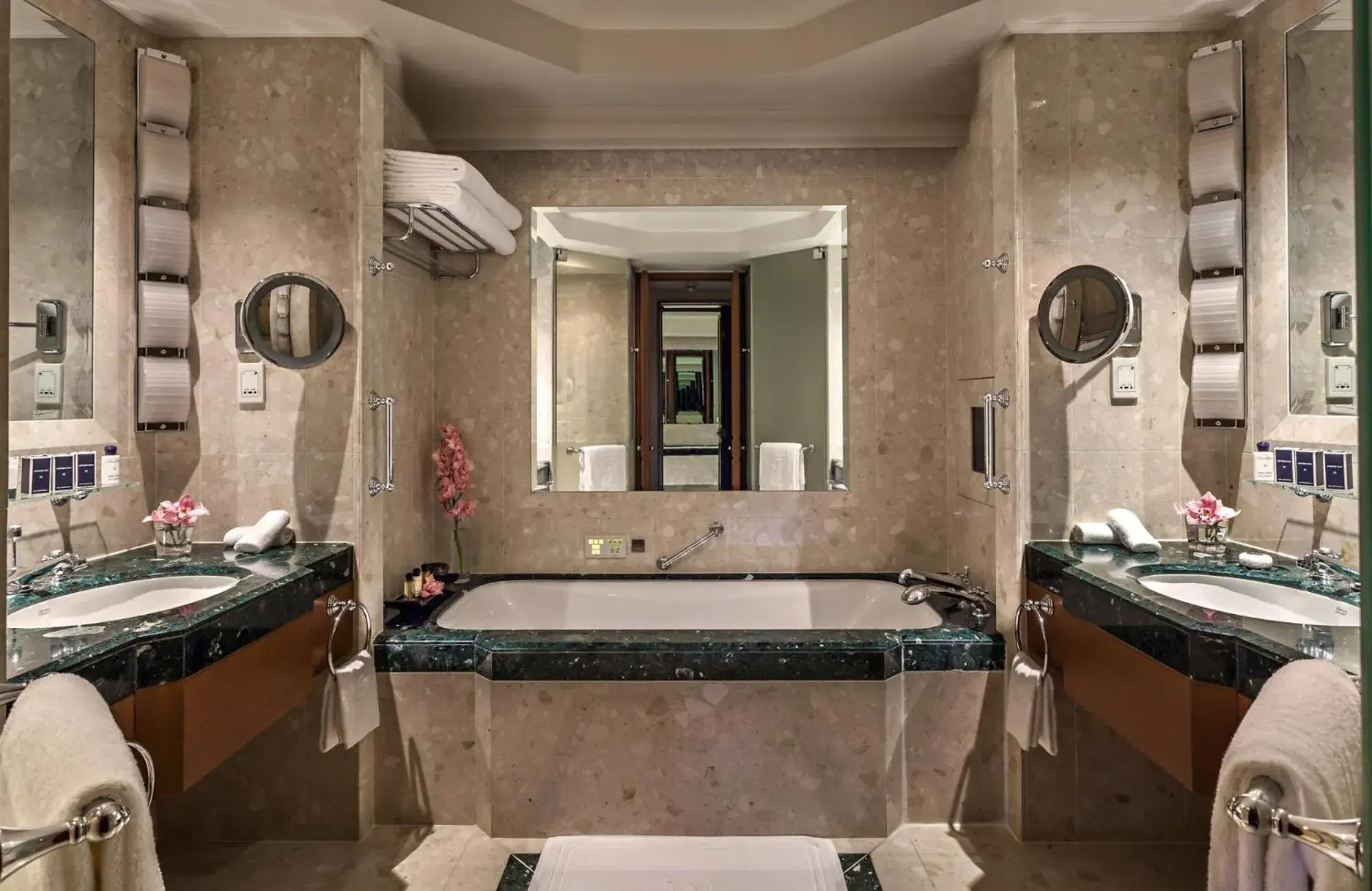 Grand Deluxe King Room with Balcony in The Peninsula Bangkok Grand Deluxe King Room with Balcony in The Peninsula Bangkok