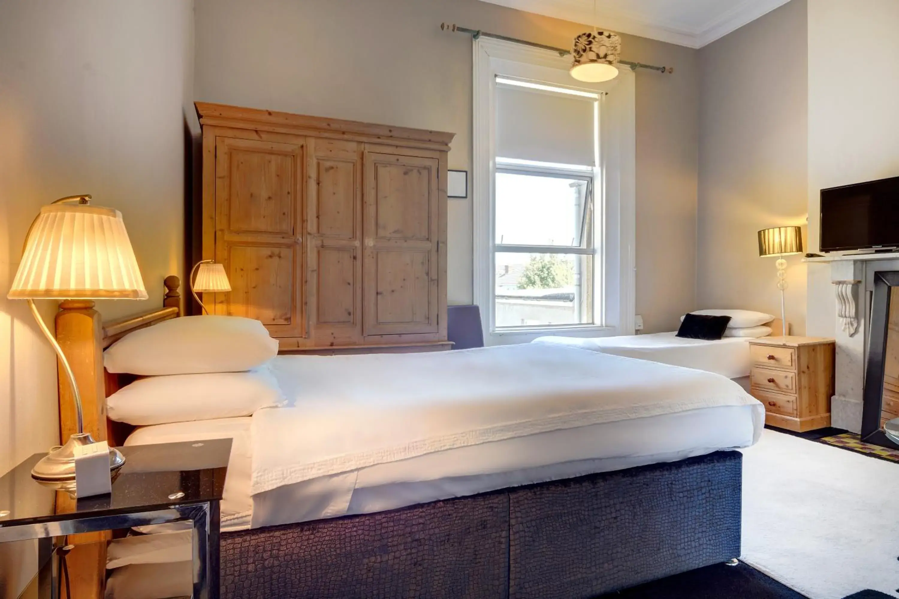 Triple Room in St. Aiden's Guesthouse Triple Room in St. Aiden's Guesthouse