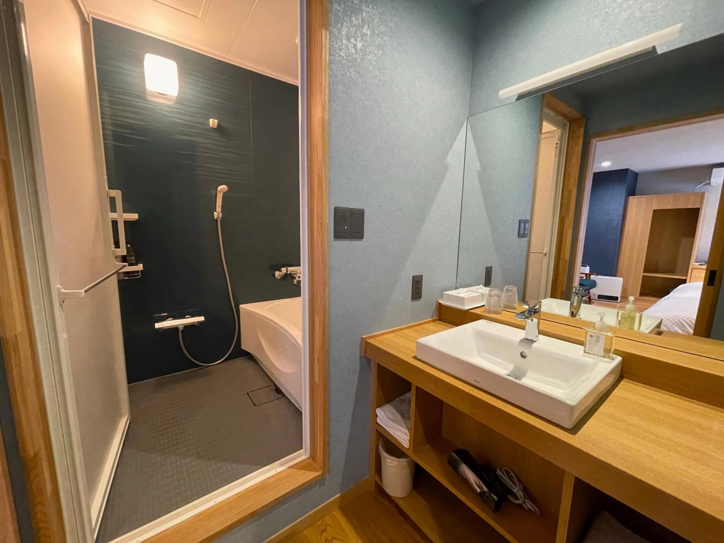 Shower in Little Grebe