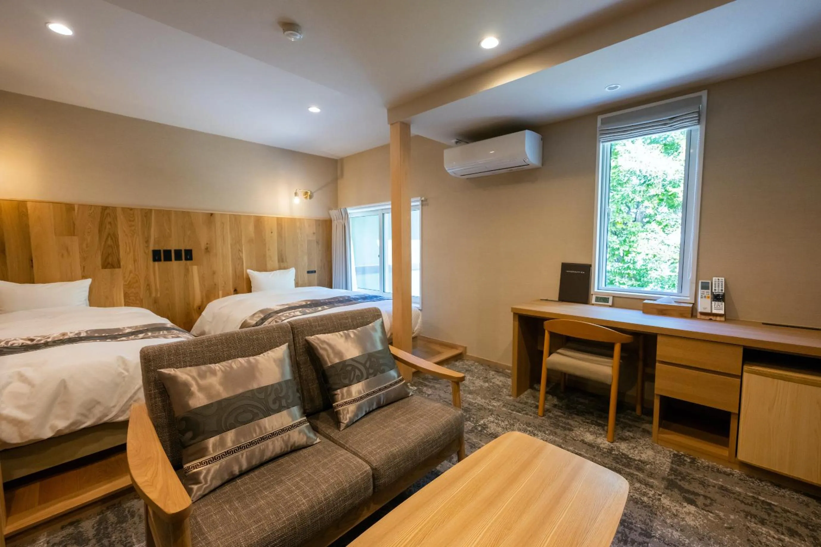 Photo of the whole room, Bed in Little Grebe