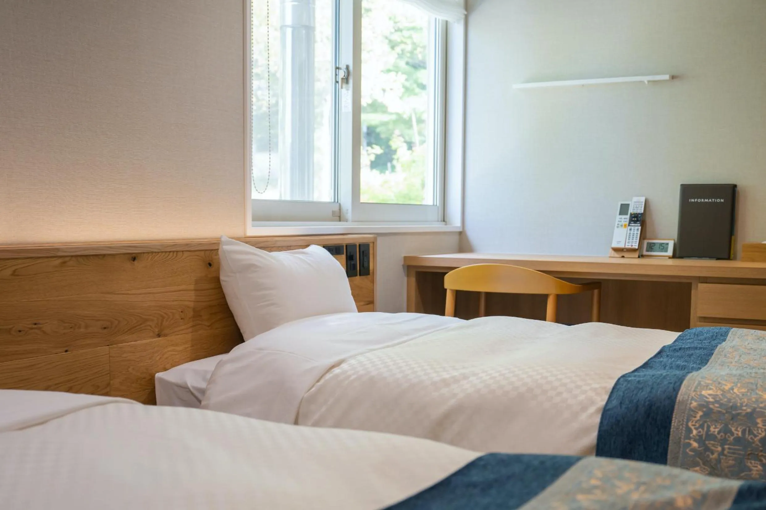 Photo of the whole room, Bed in Little Grebe