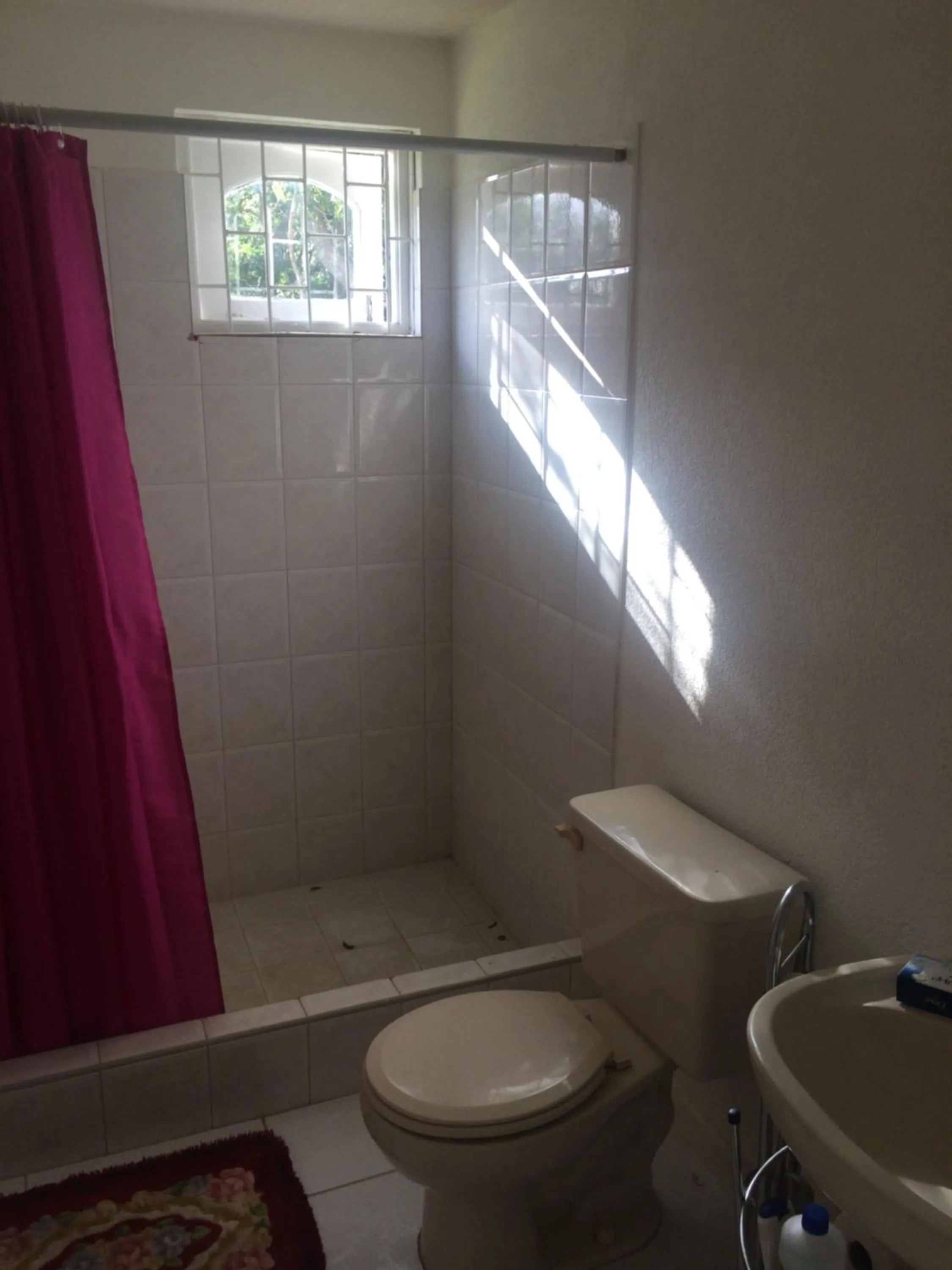 Bathroom in Spacious White House Villa 1 minute to sandy beaches