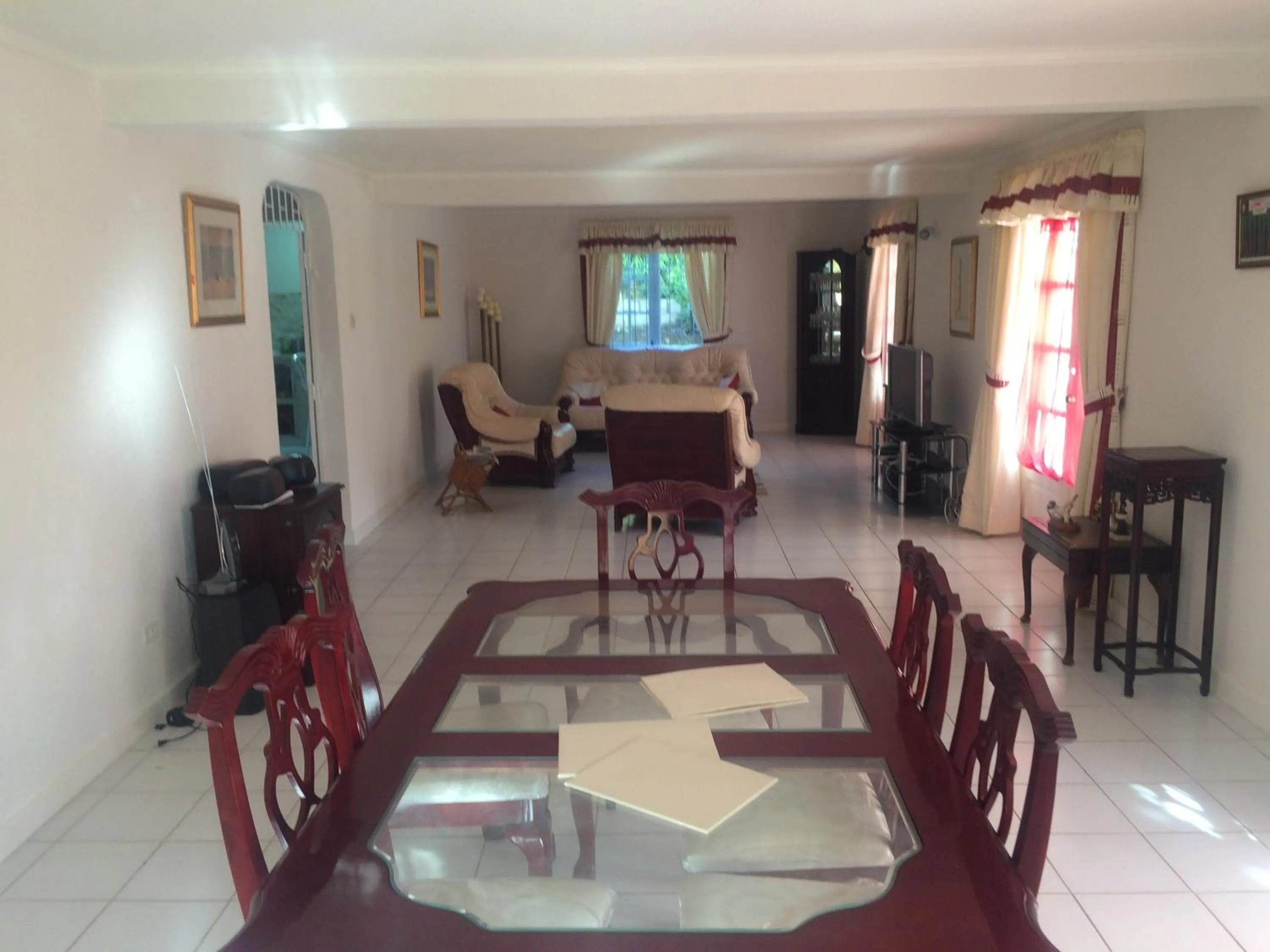 Living room in Spacious White House Villa 1 minute to sandy beaches