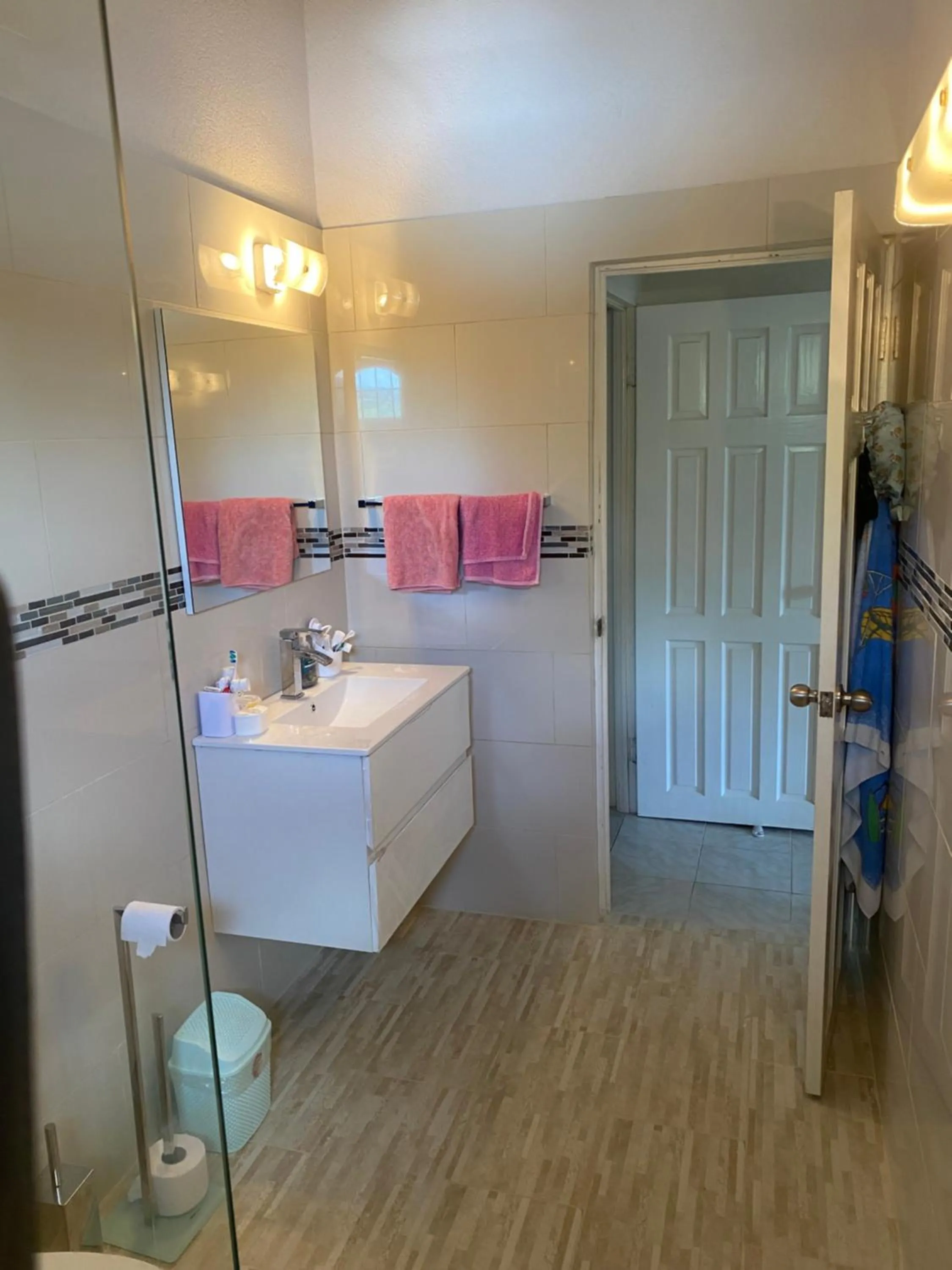 Bathroom in Spacious White House Villa 1 minute to sandy beaches