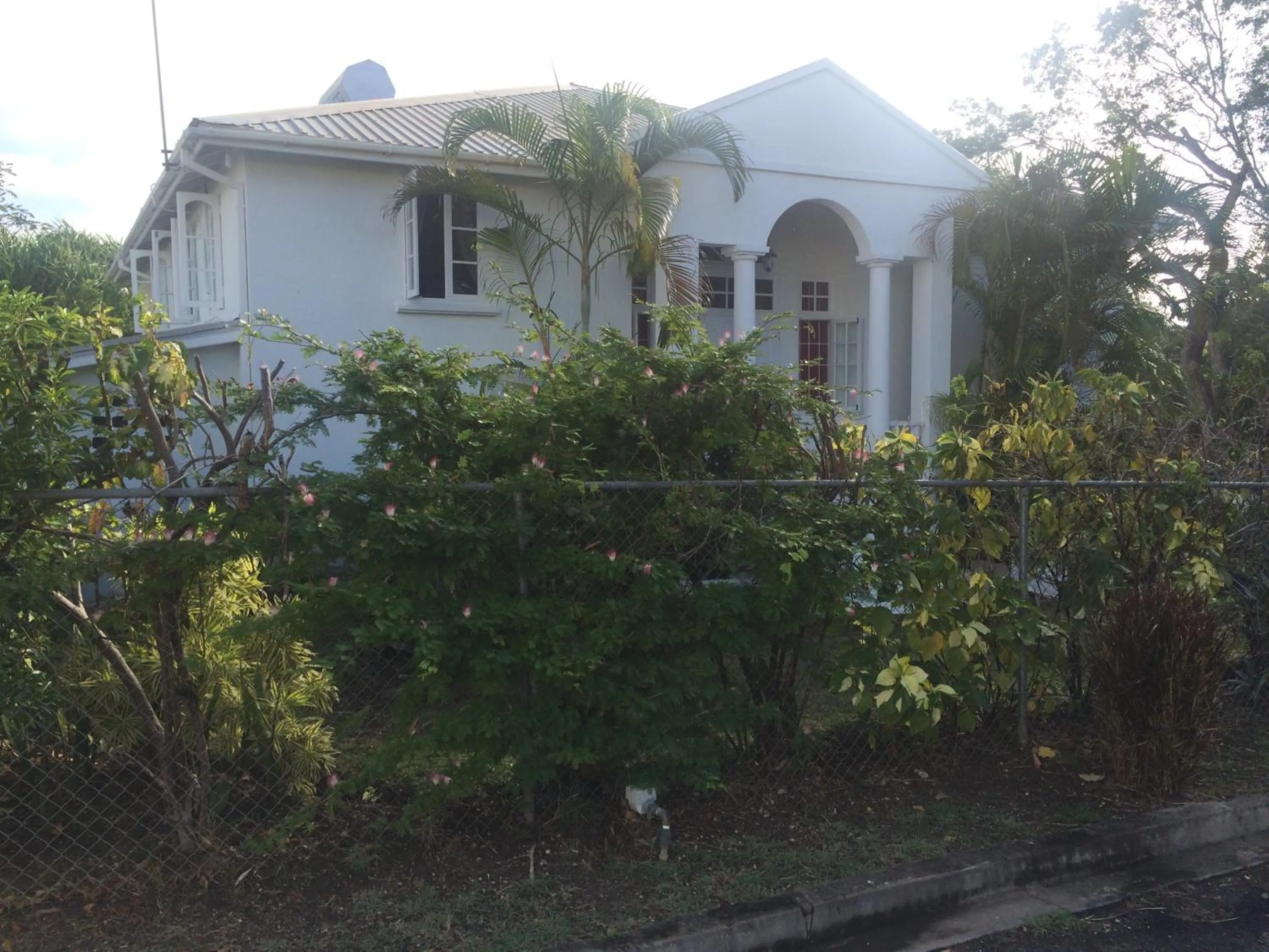 Property building in Spacious White House Villa 1 minute to sandy beaches
