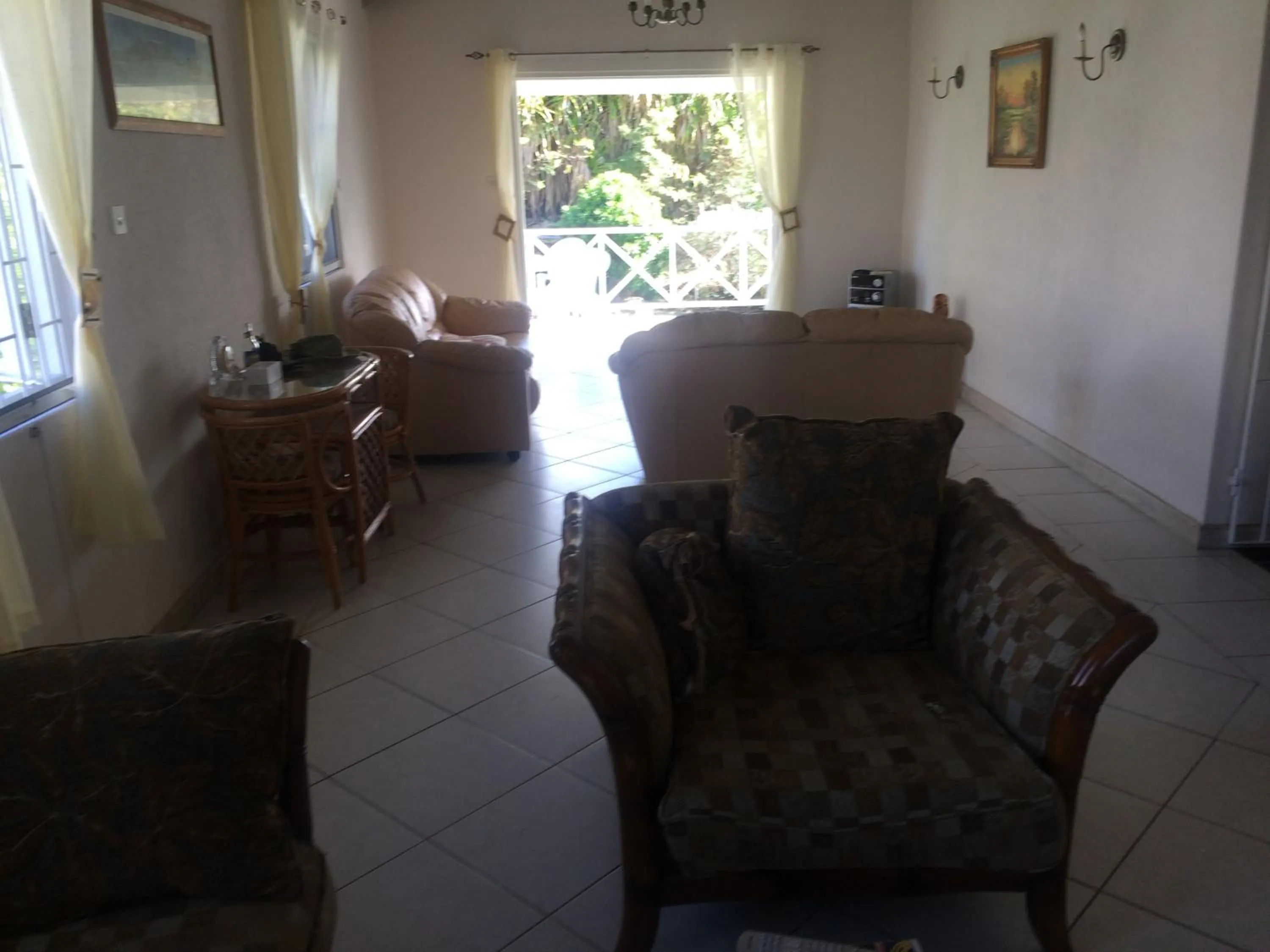 Living room in Spacious White House Villa 1 minute to sandy beaches