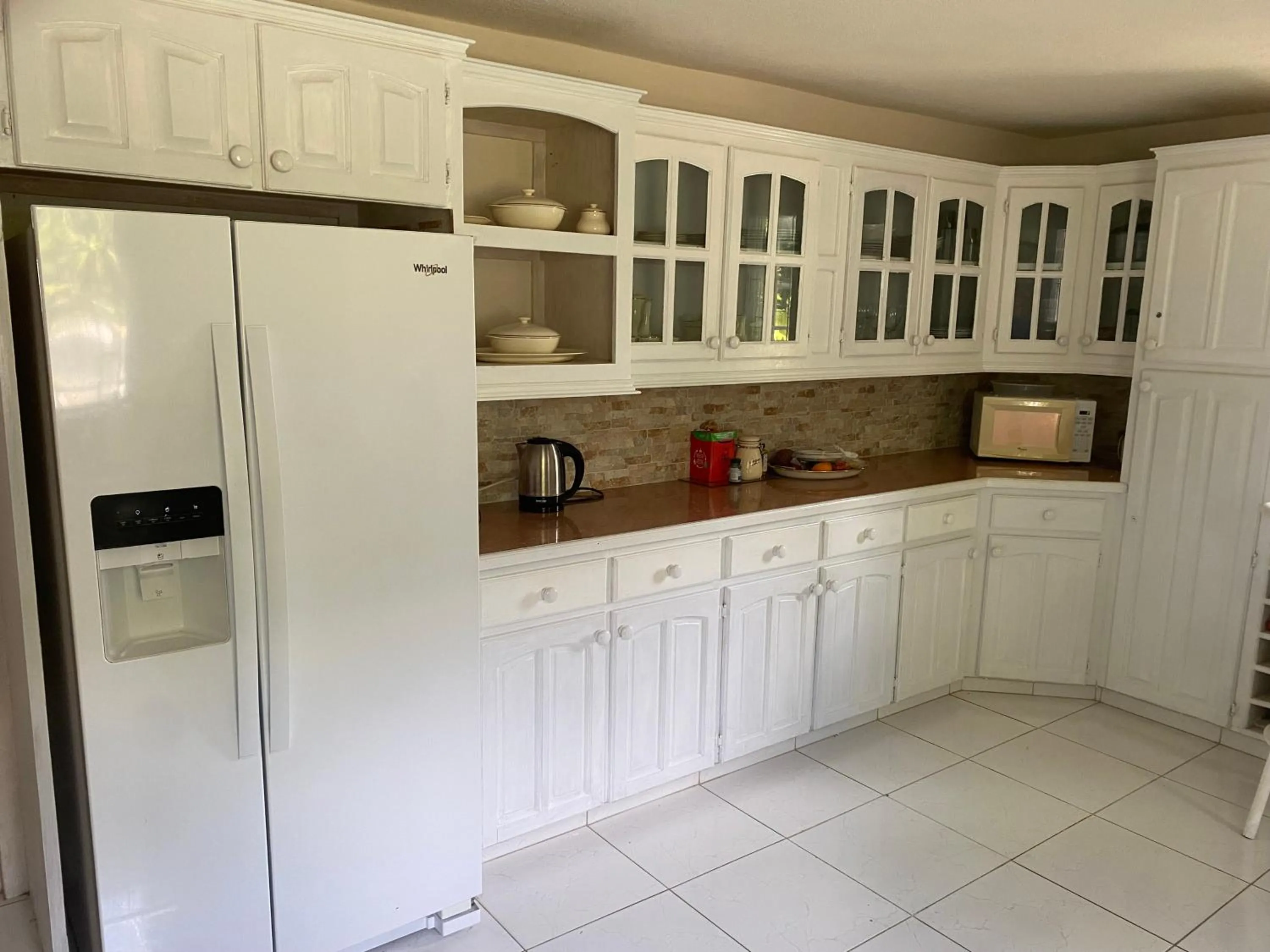 Kitchen or kitchenette in Spacious White House Villa 1 minute to sandy beaches