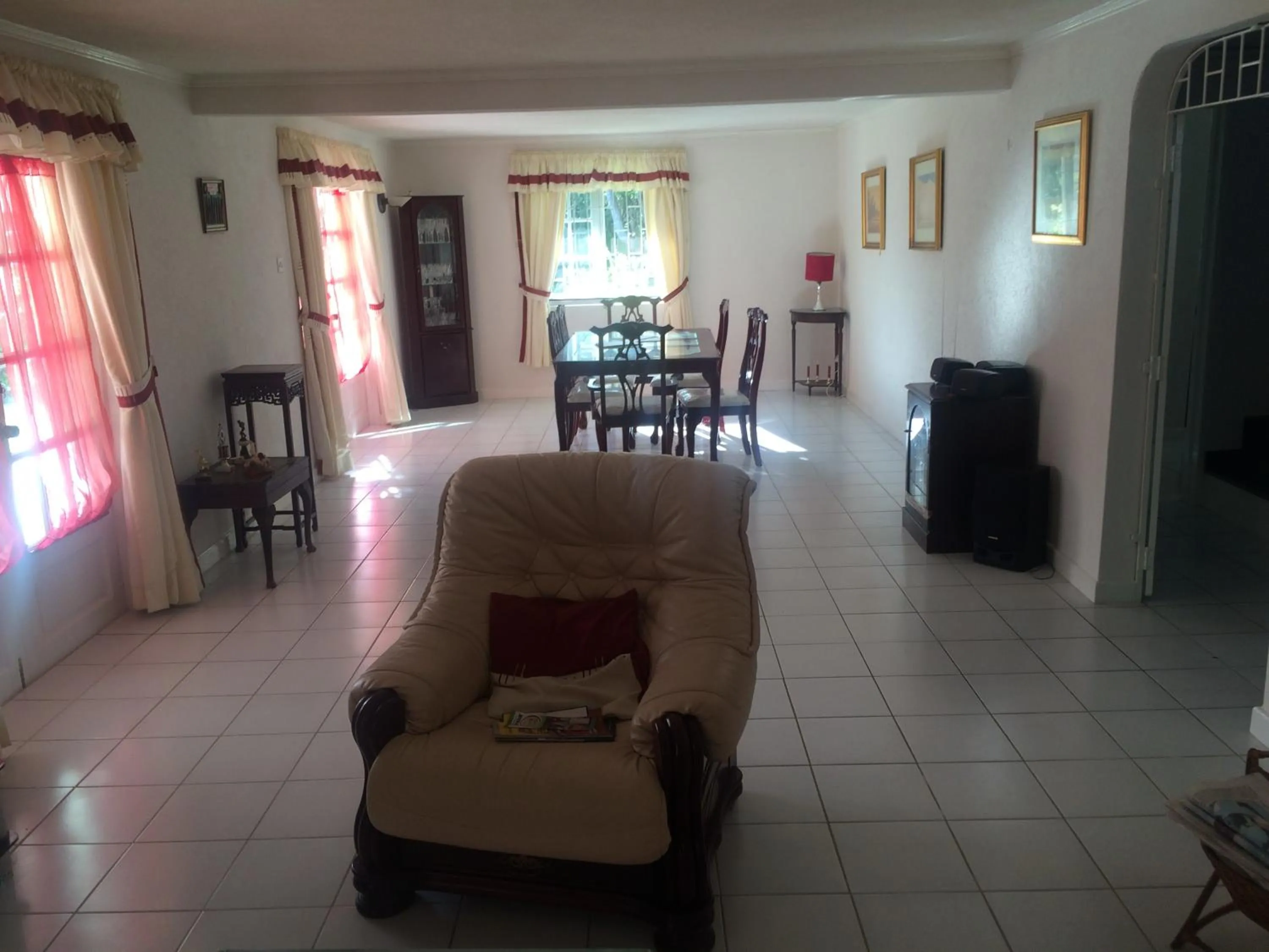 Dining area, Bed in Spacious White House Villa 1 minute to sandy beaches