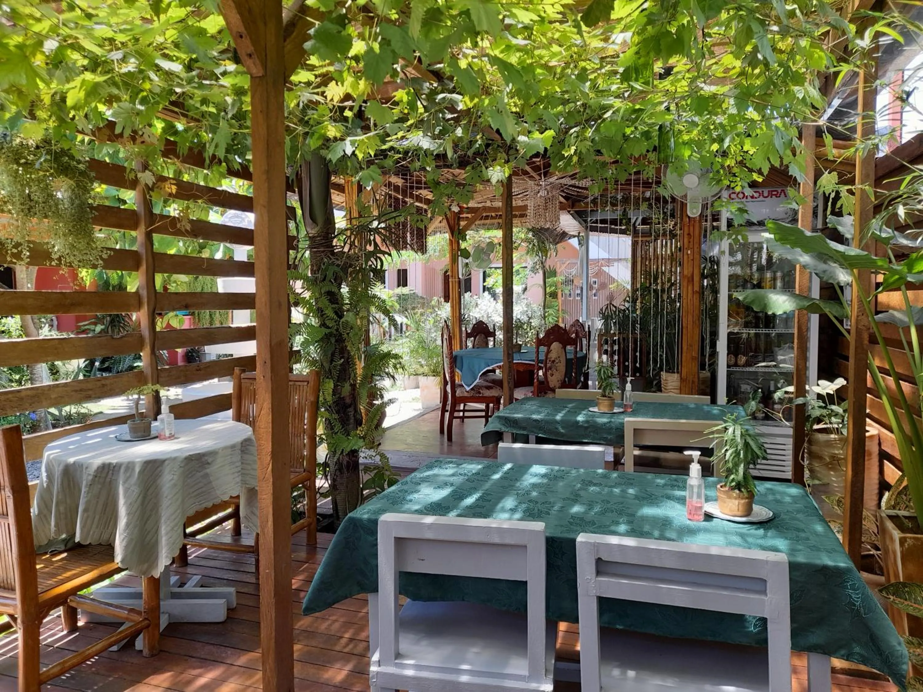 Restaurant/places to eat in SMAK's Hotel