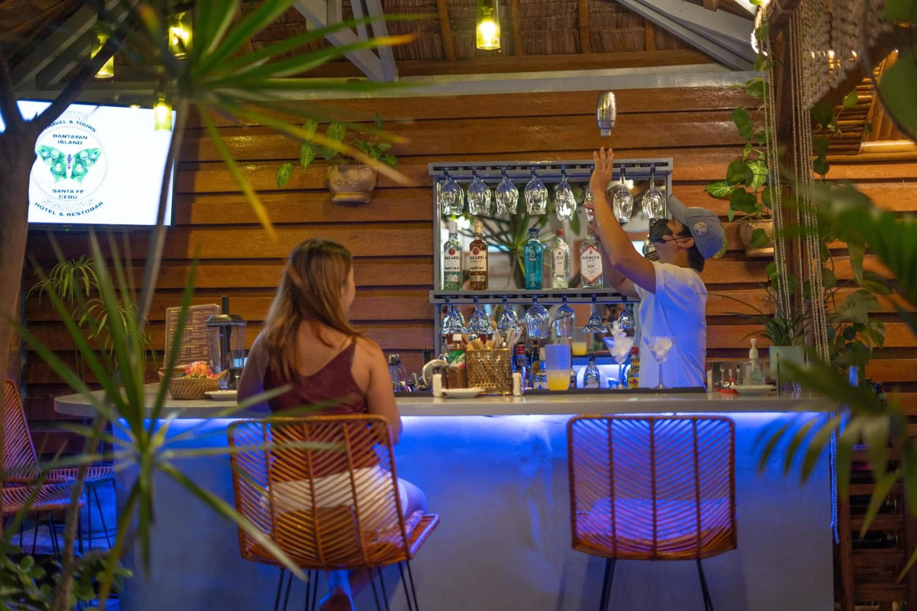 People in SMAK's Hotel