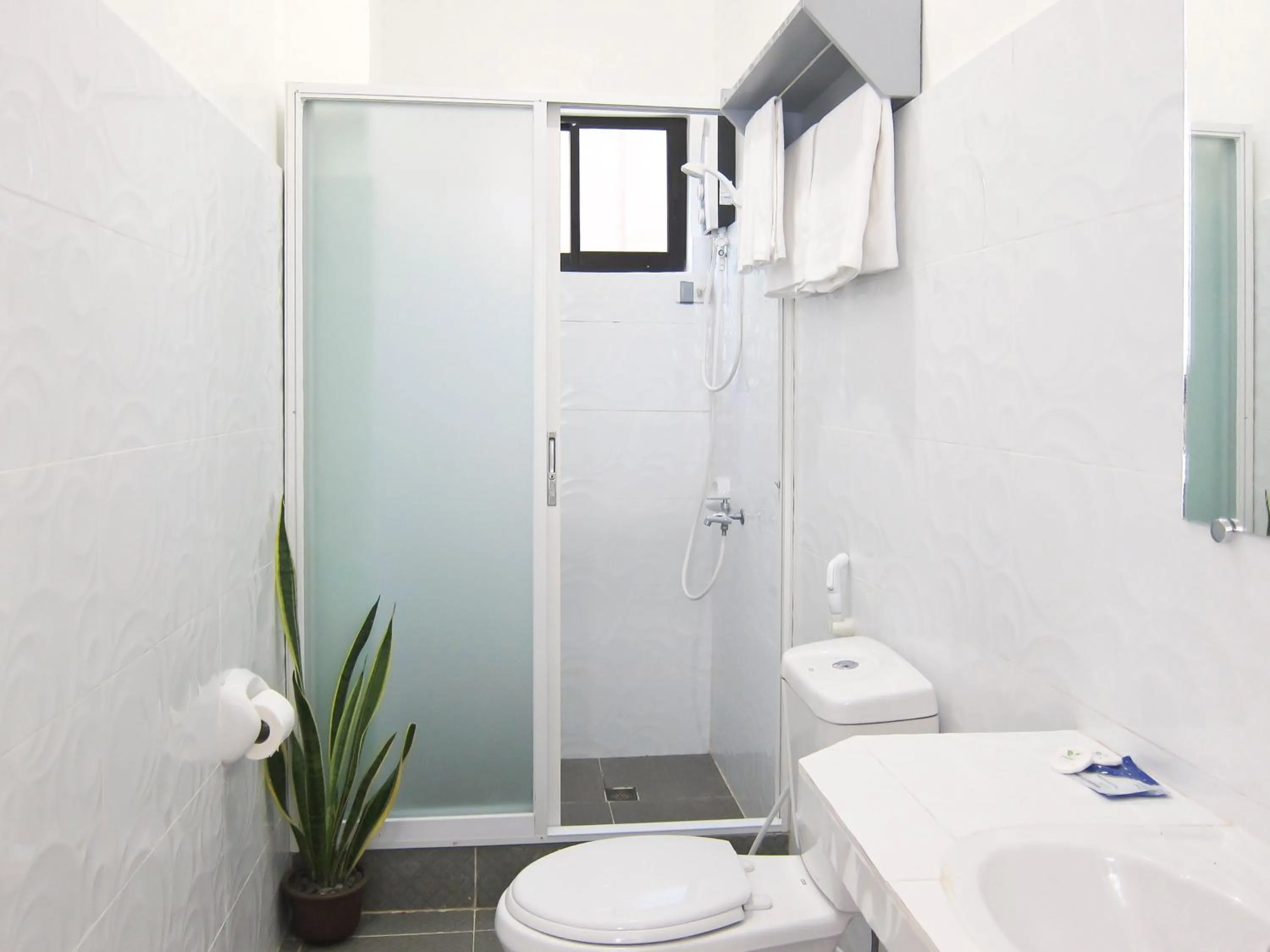 Toilet in SMAK's Hotel