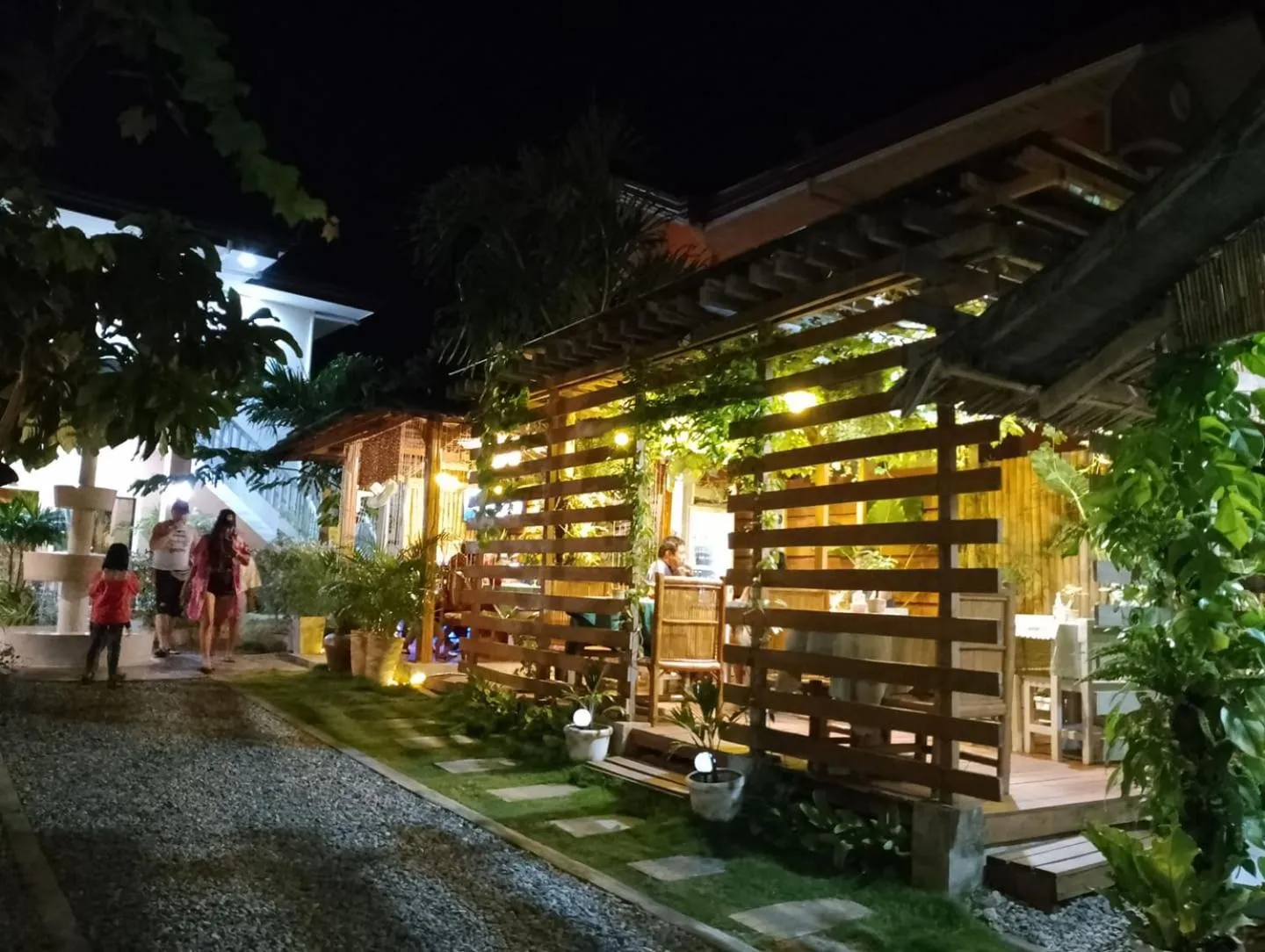 Restaurant/places to eat in SMAK's Hotel