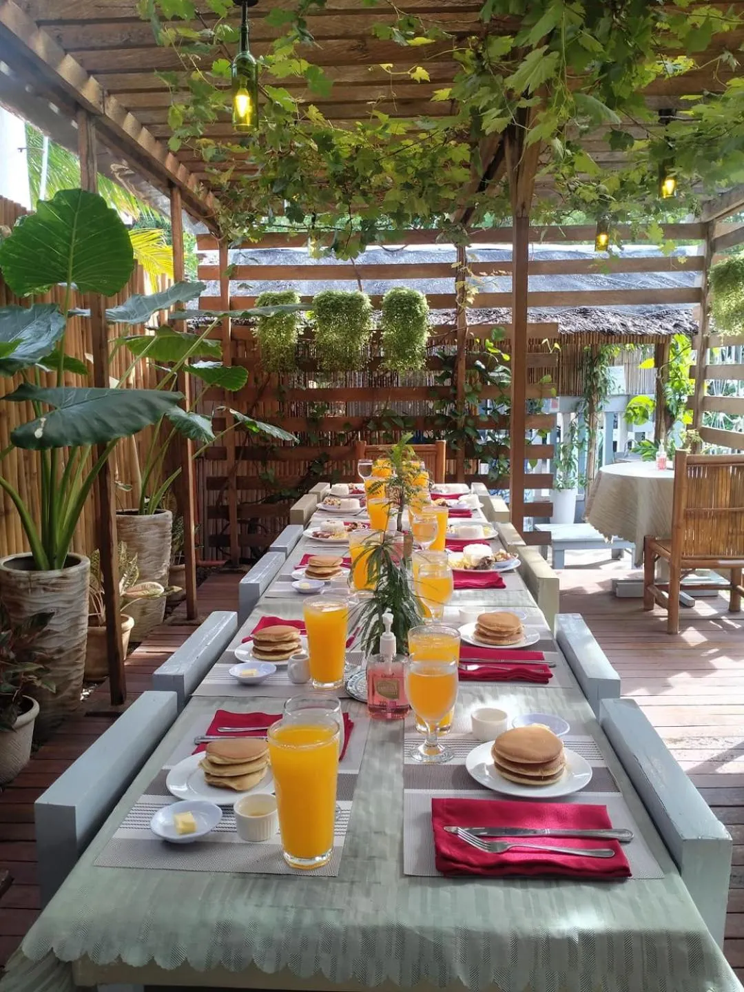 Restaurant/places to eat in SMAK's Hotel