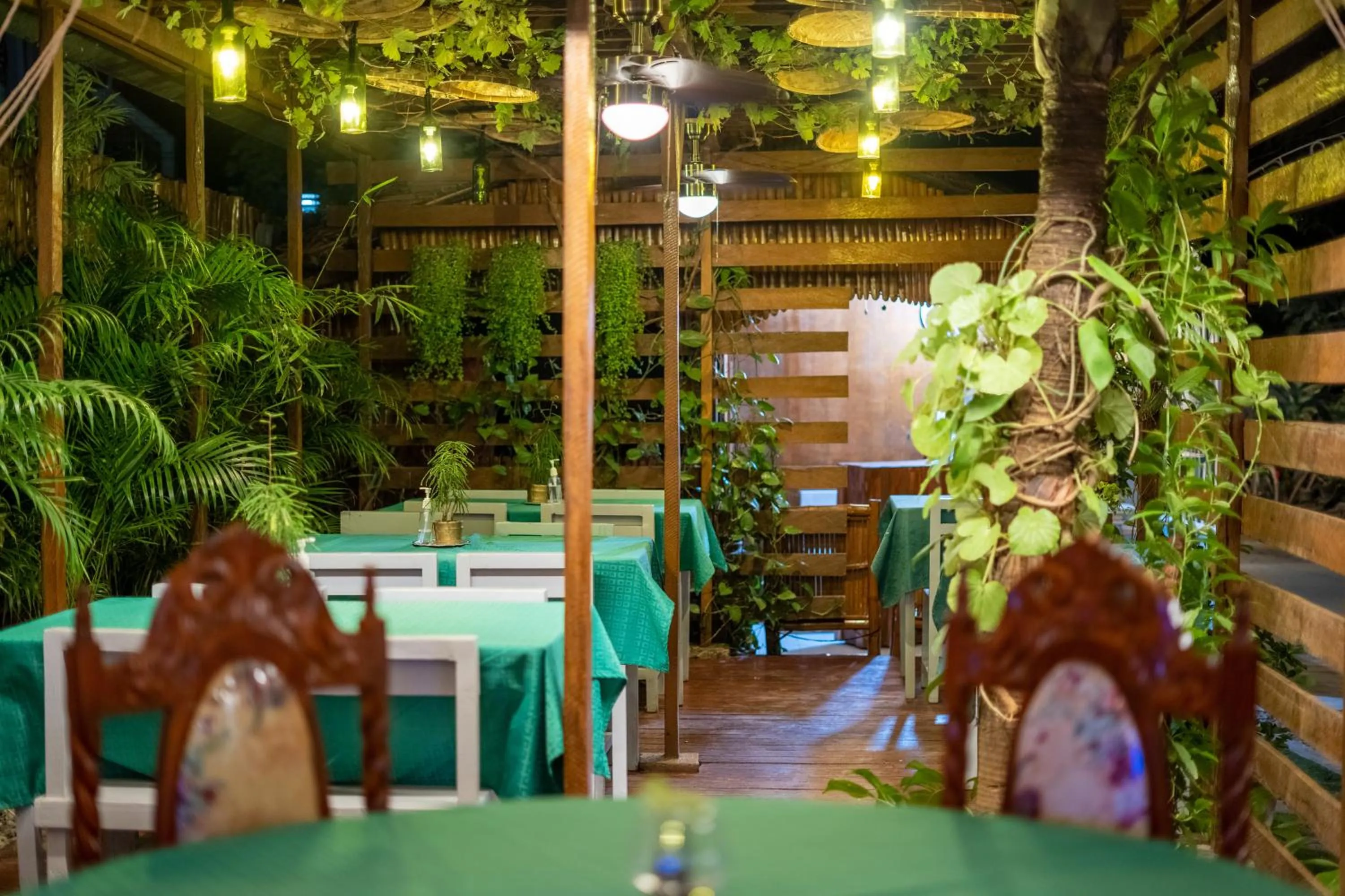 Restaurant/places to eat in SMAK's Hotel