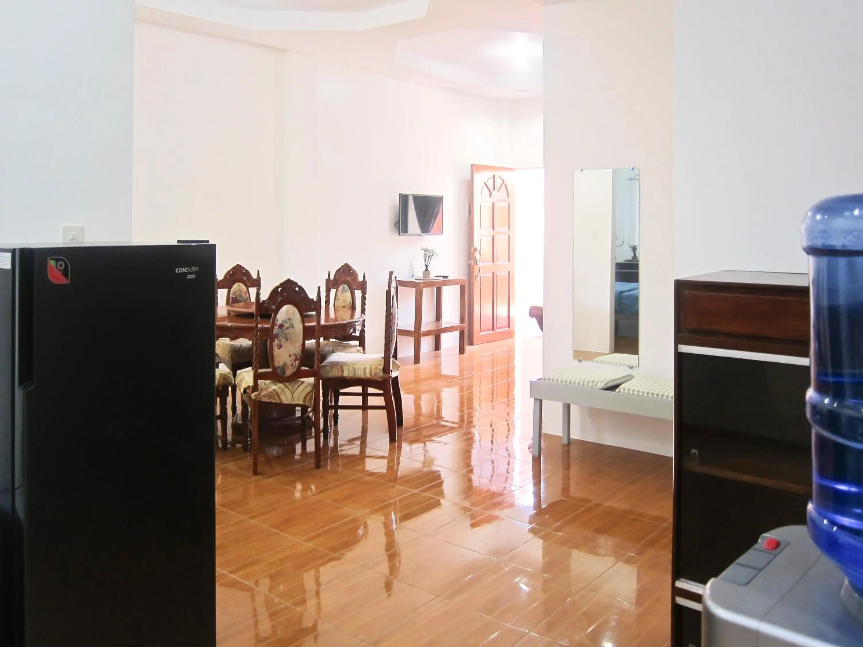 Communal lounge/ TV room in SMAK's Hotel