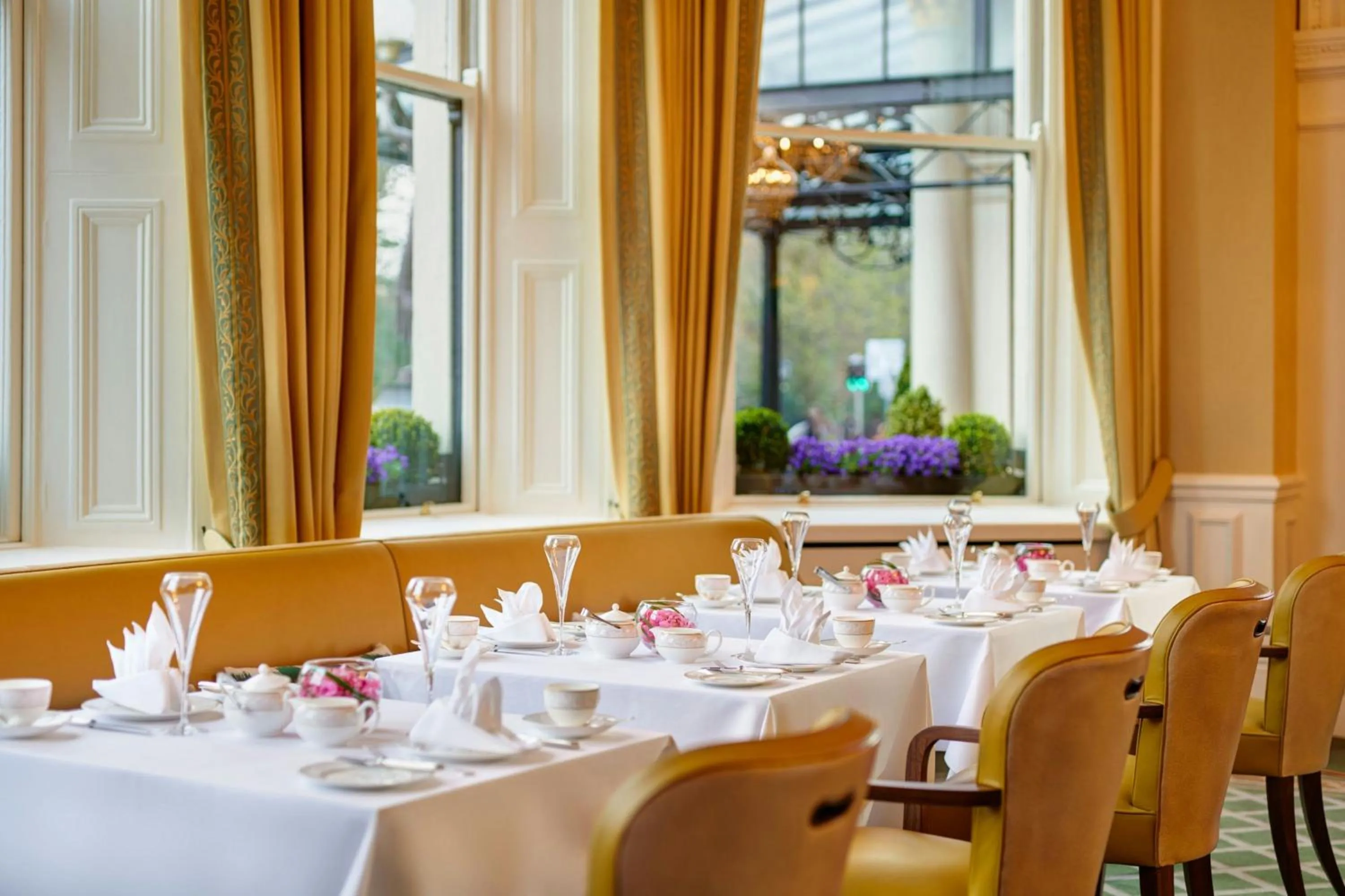 Lounge or bar in The Shelbourne, Autograph Collection