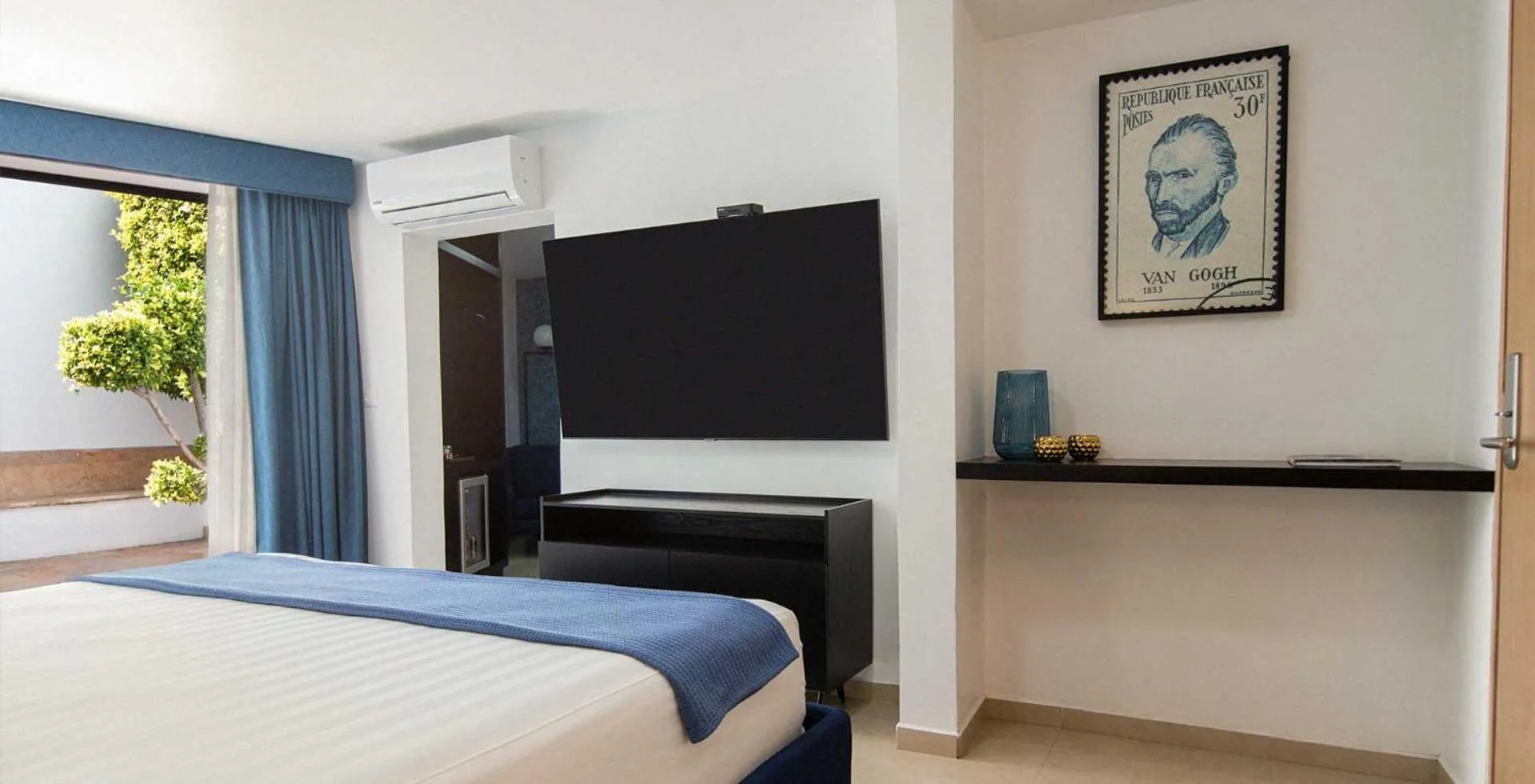 Communal lounge/ TV room, Bed in Hotel Roma 191