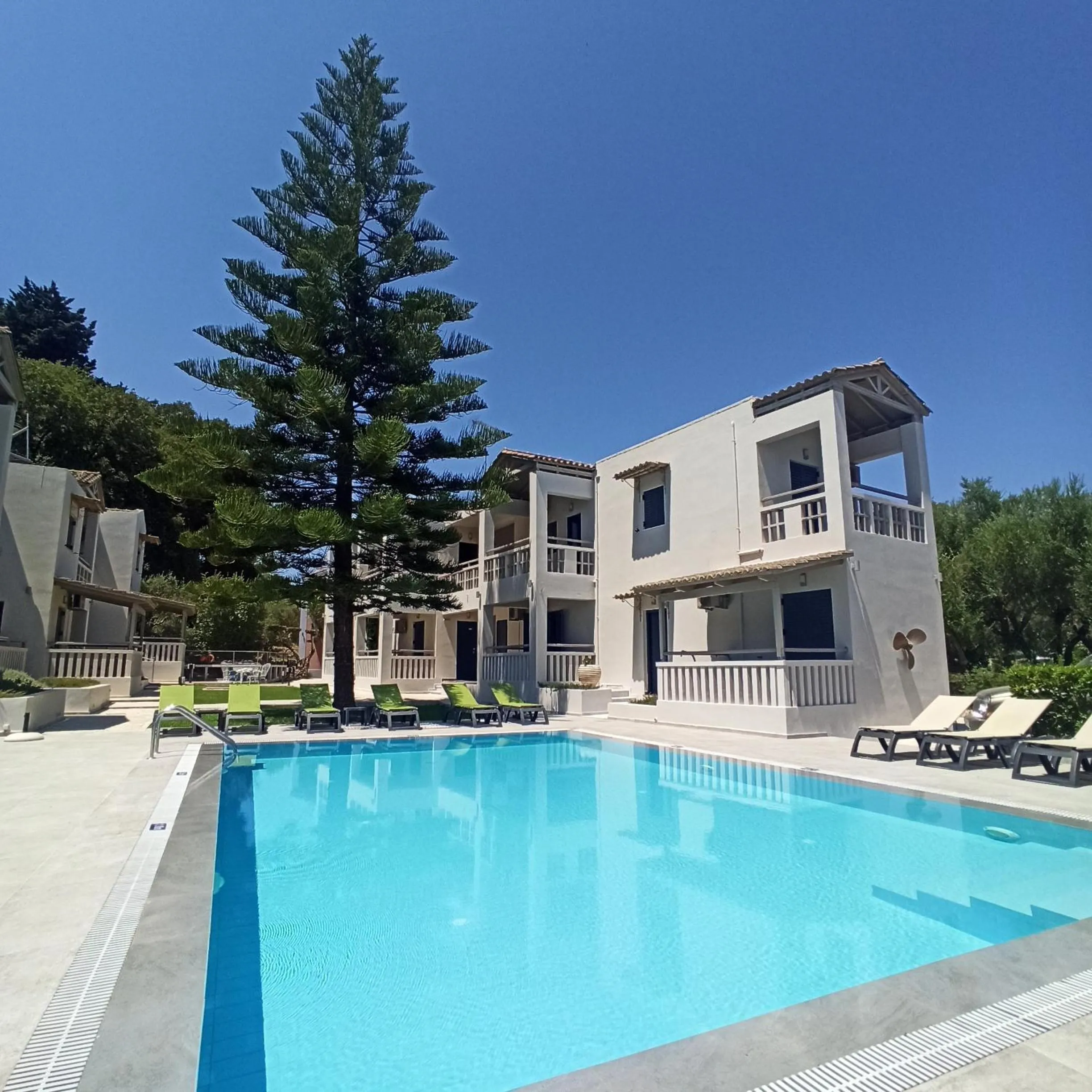 Swimming pool in Trianon Studios