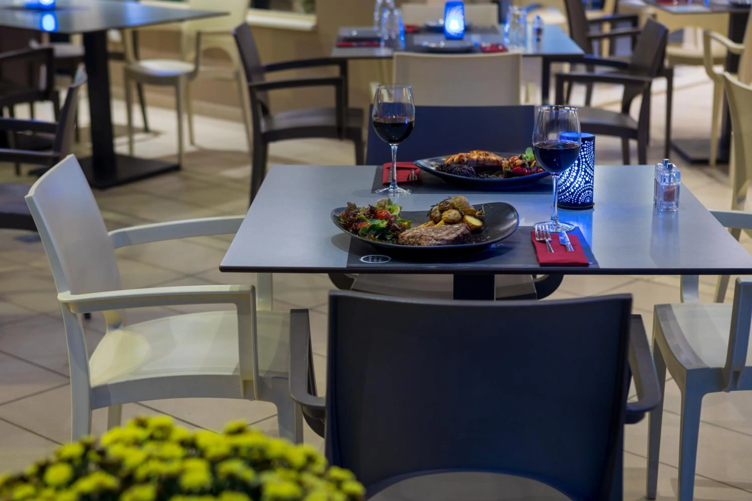 Restaurant/places to eat in Oscar Suites & Village