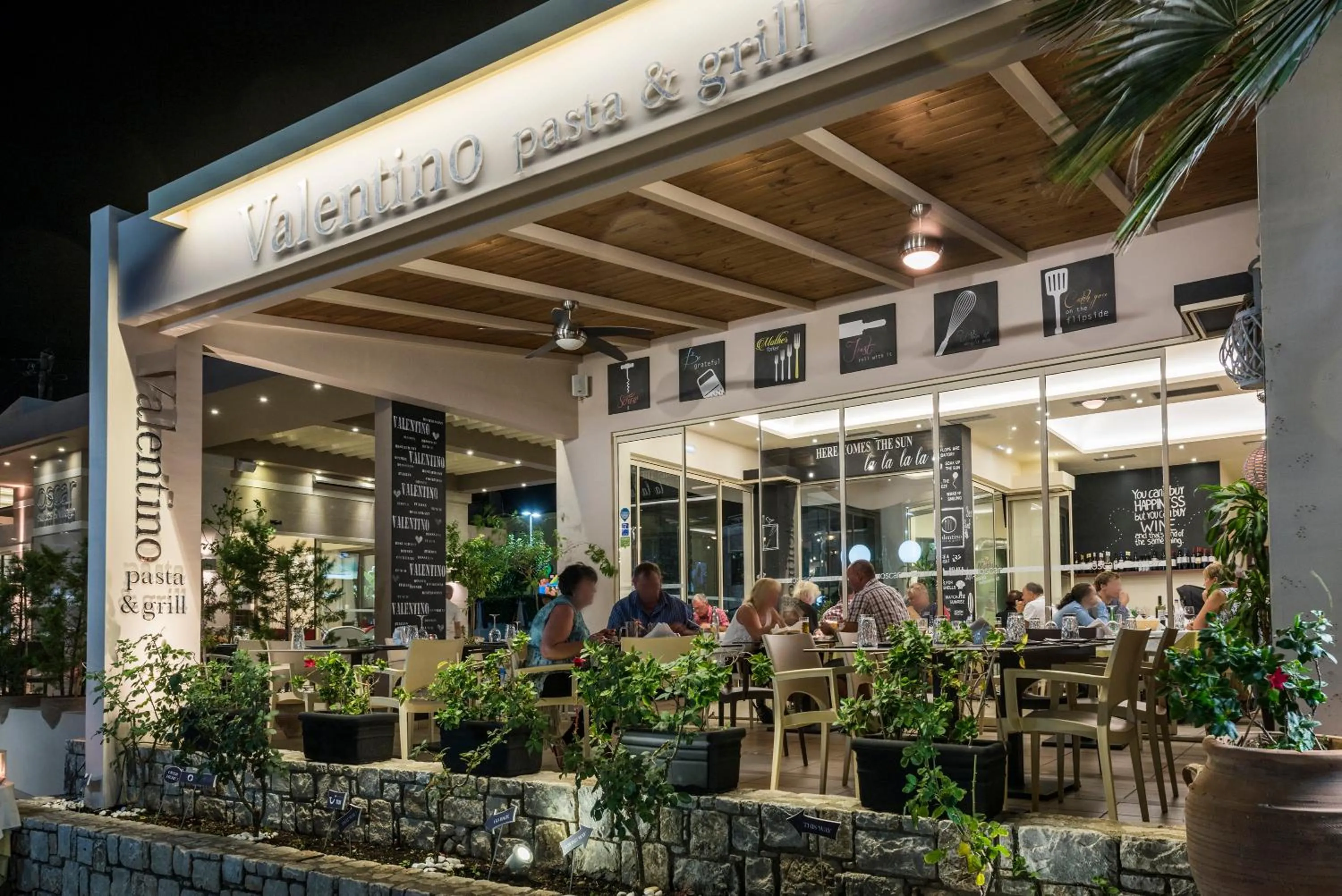 Restaurant/places to eat in Oscar Suites & Village