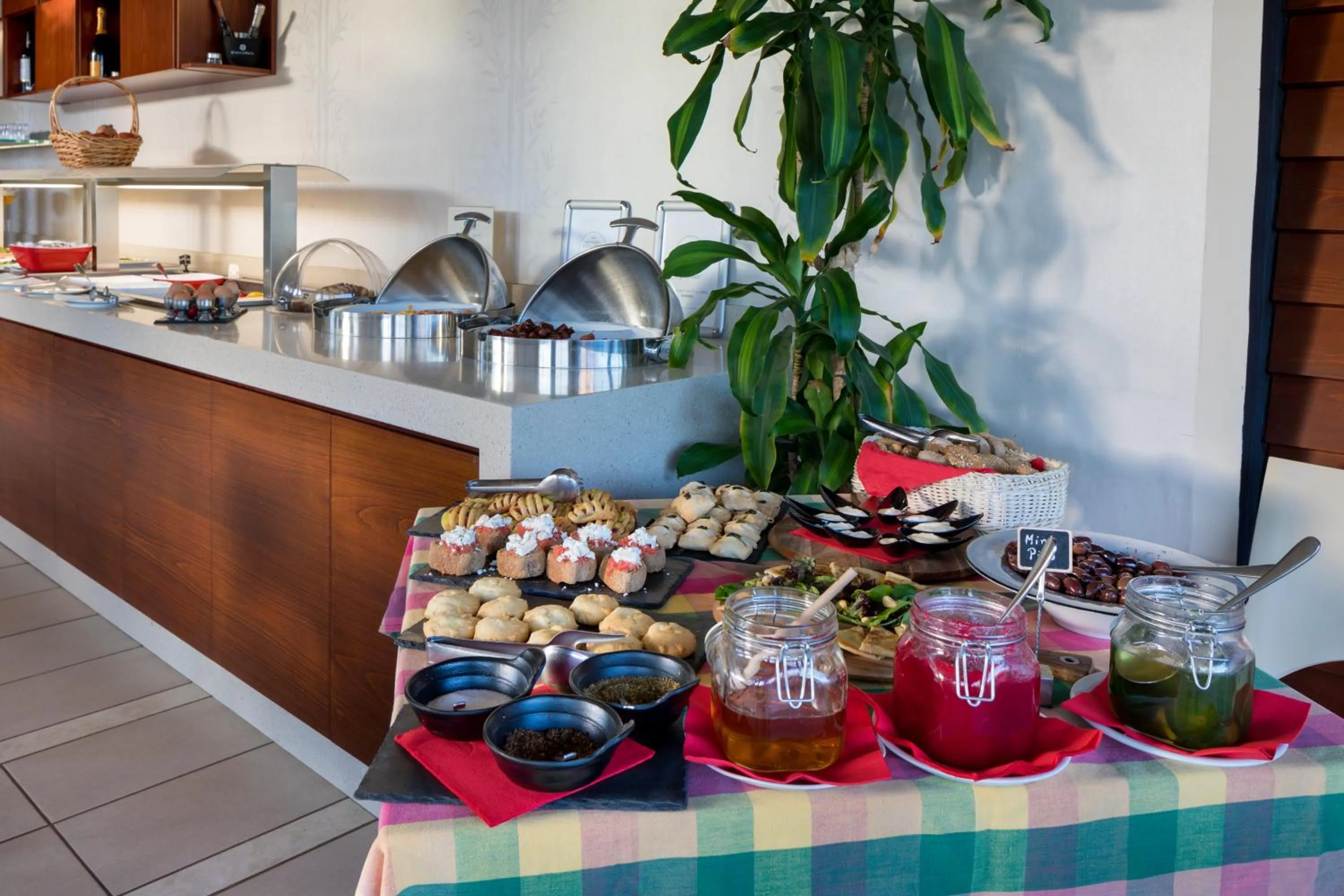 Food in Oscar Suites & Village