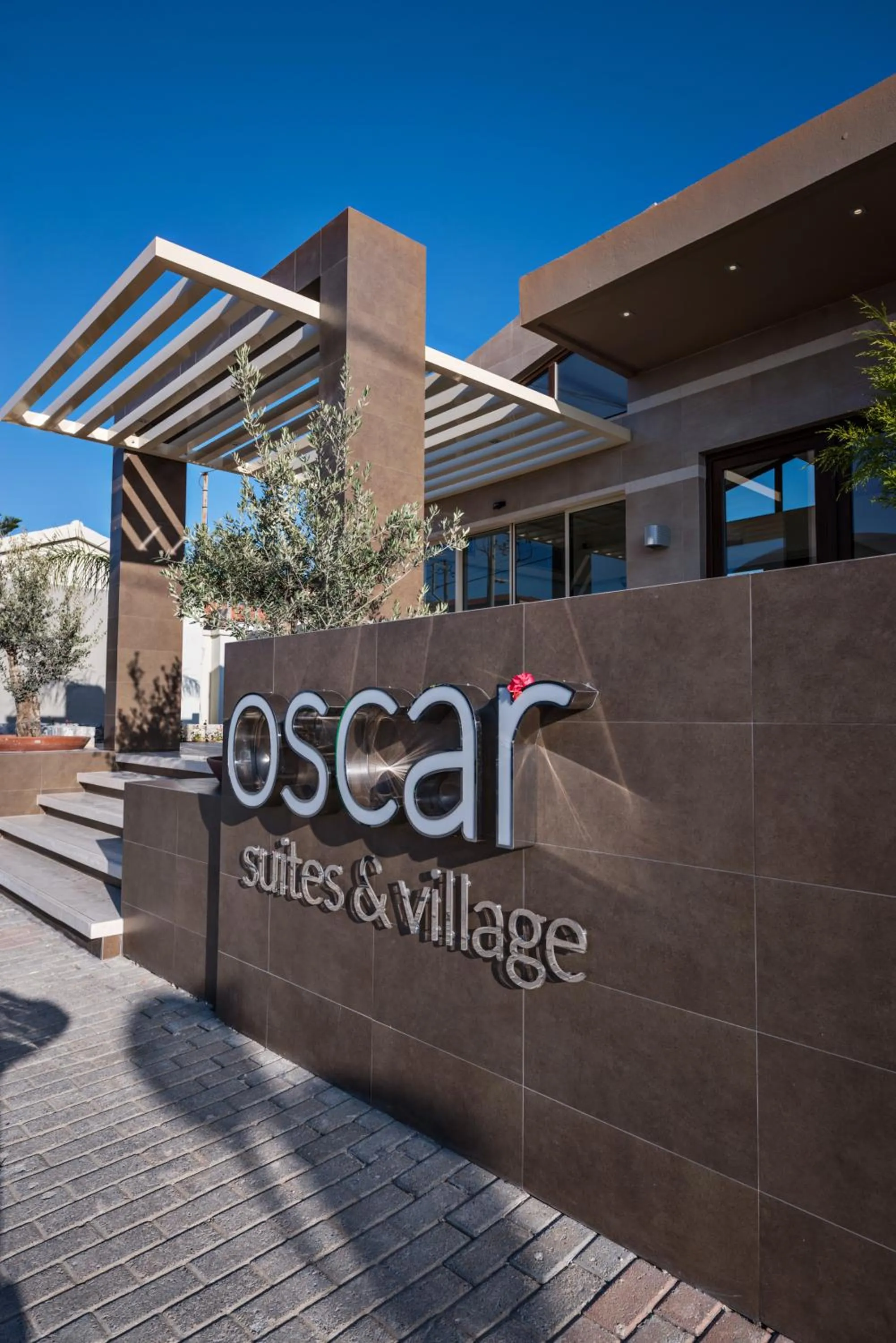 Facade/entrance in Oscar Suites & Village
