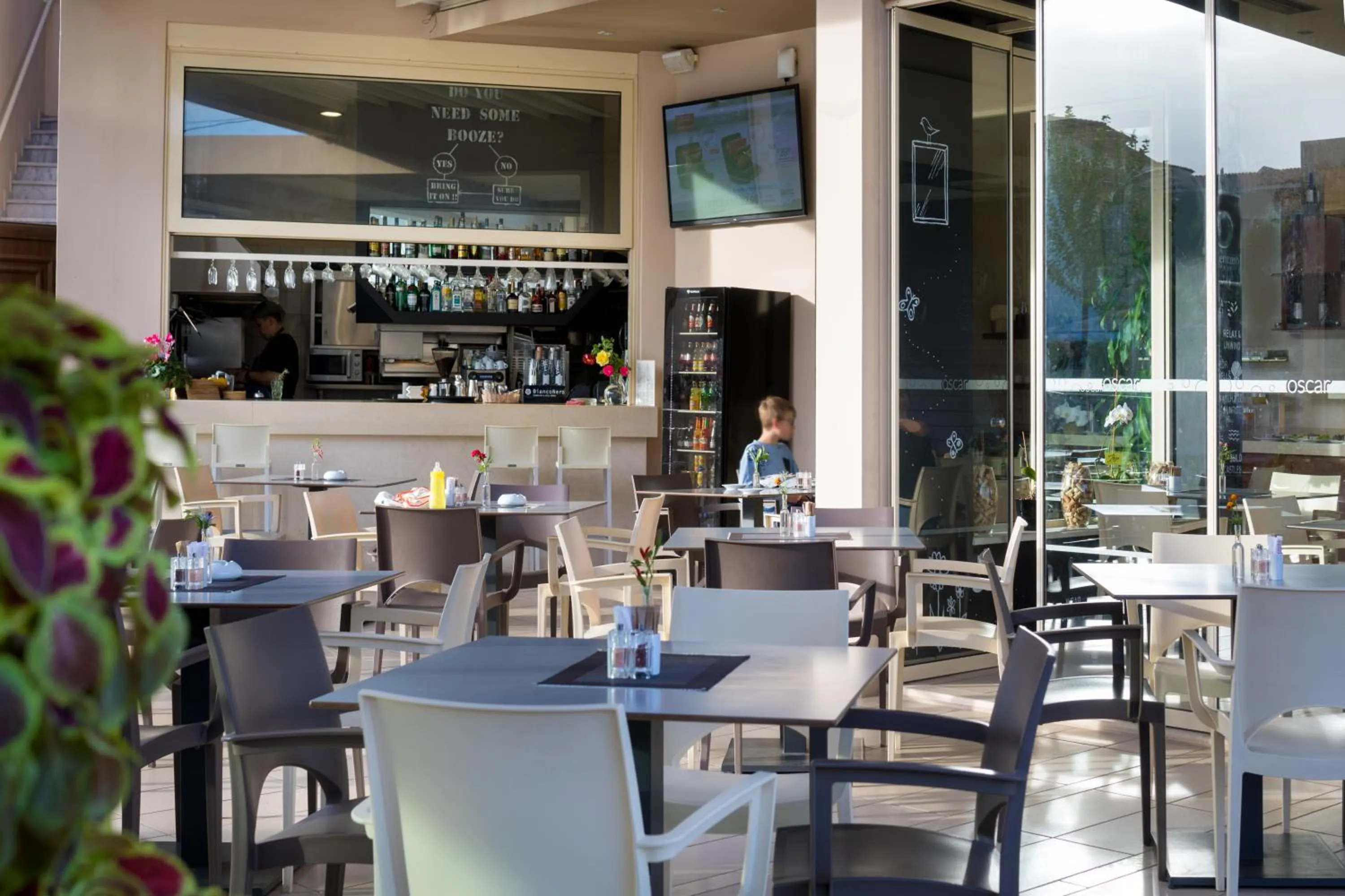 Restaurant/places to eat in Oscar Suites & Village