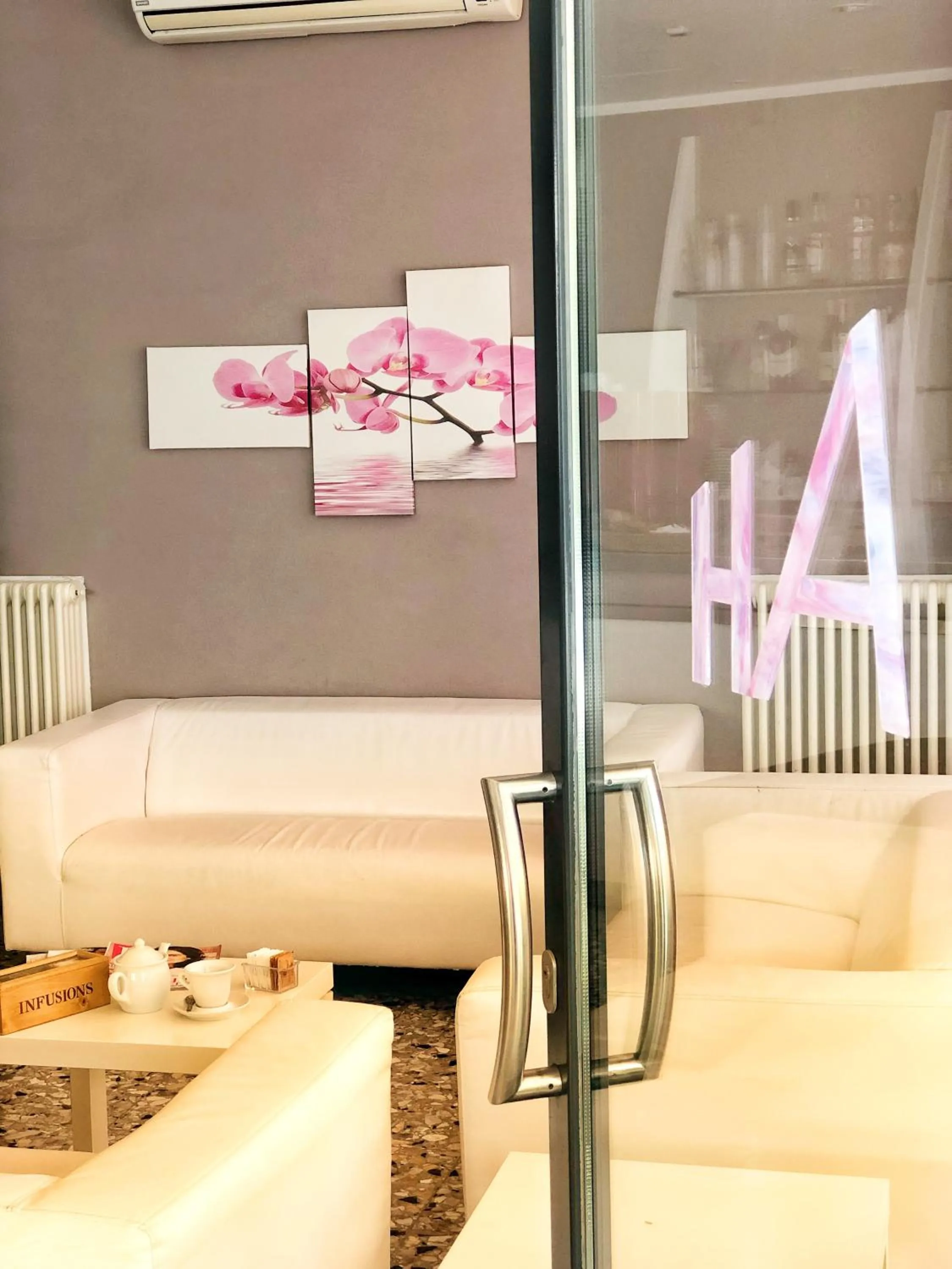 Communal lounge/ TV room in Hotel Amoha