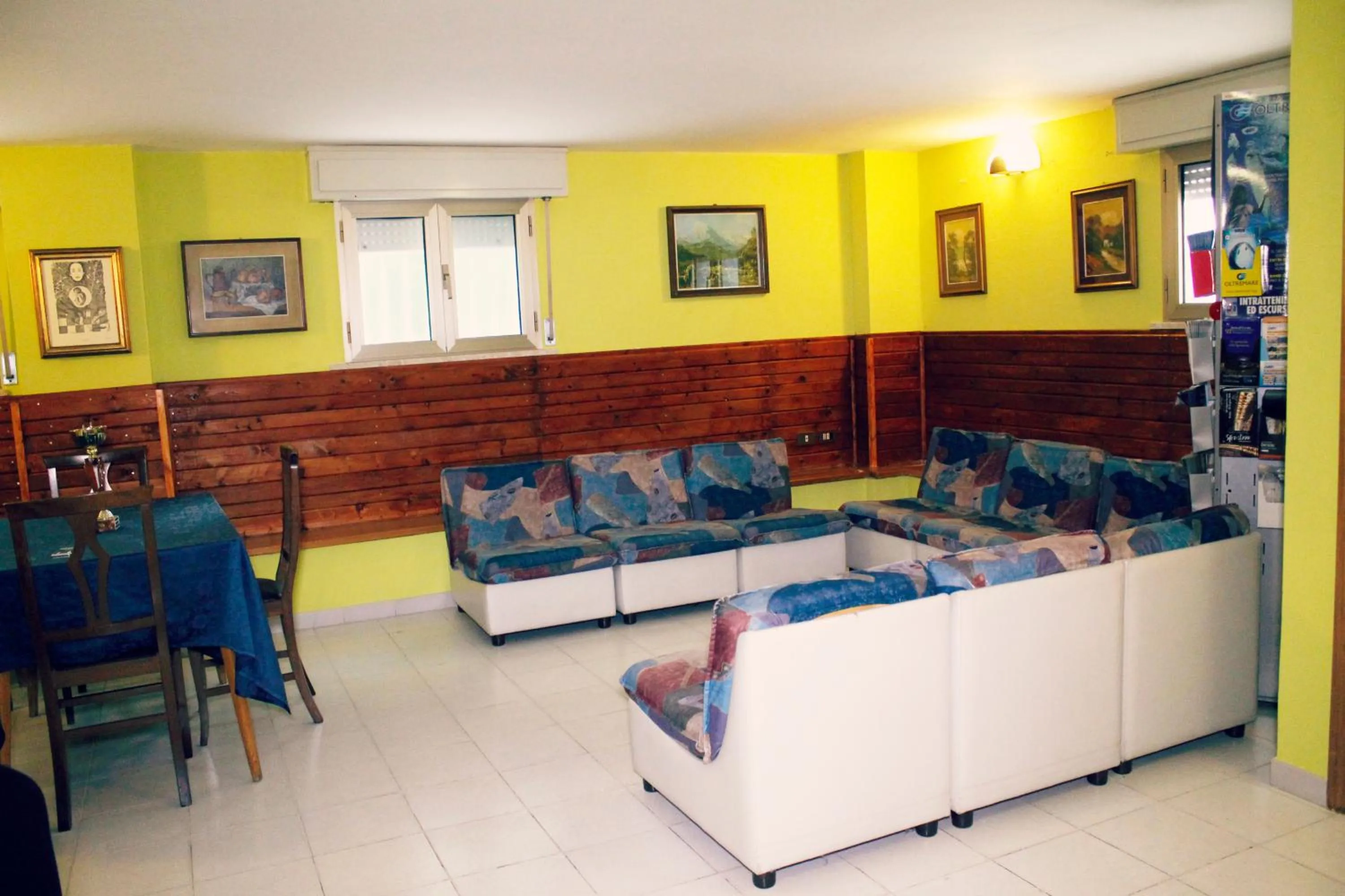 Communal lounge/ TV room in Hotel Amoha