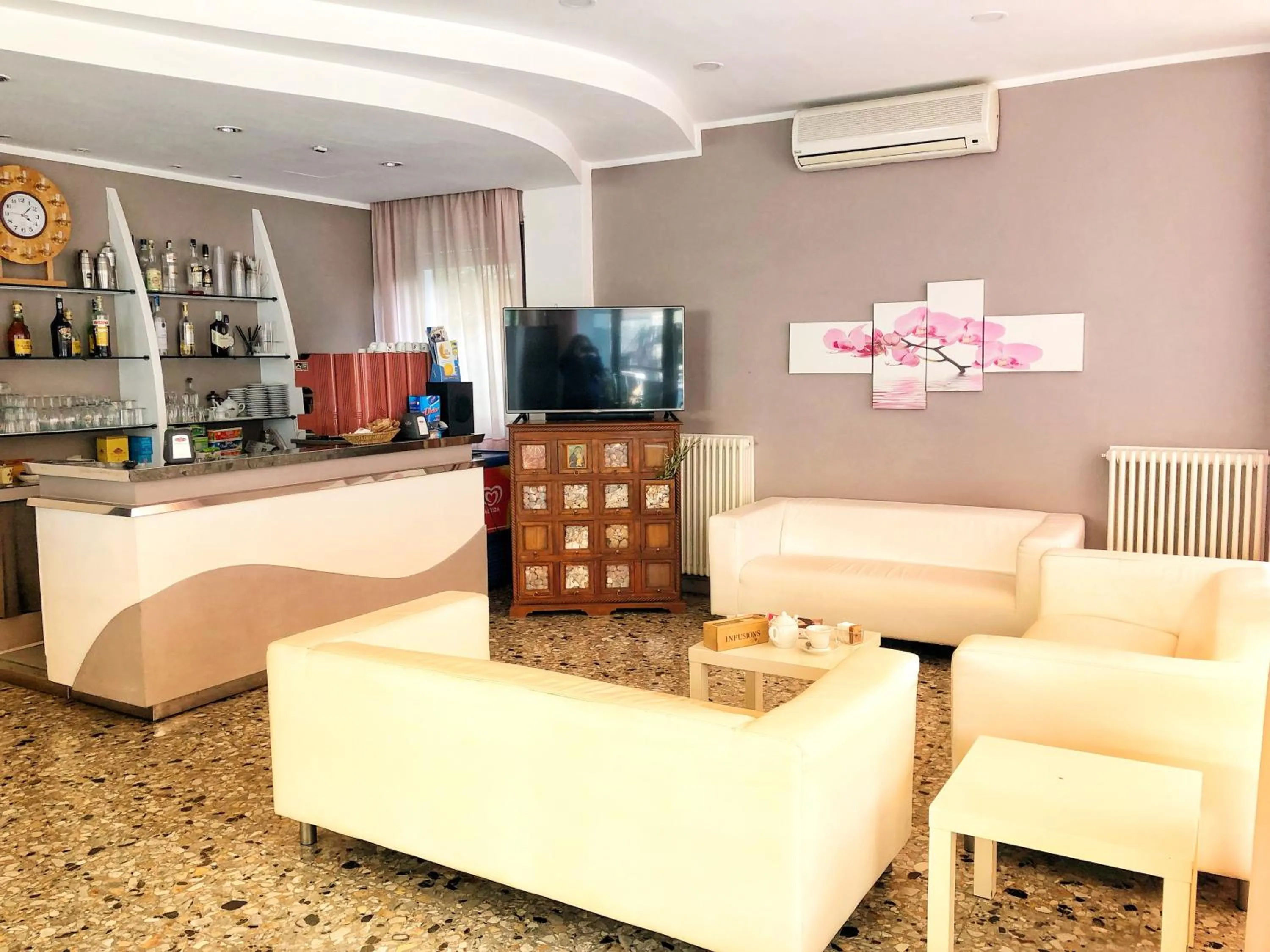 Lounge or bar, Bed in Hotel Amoha