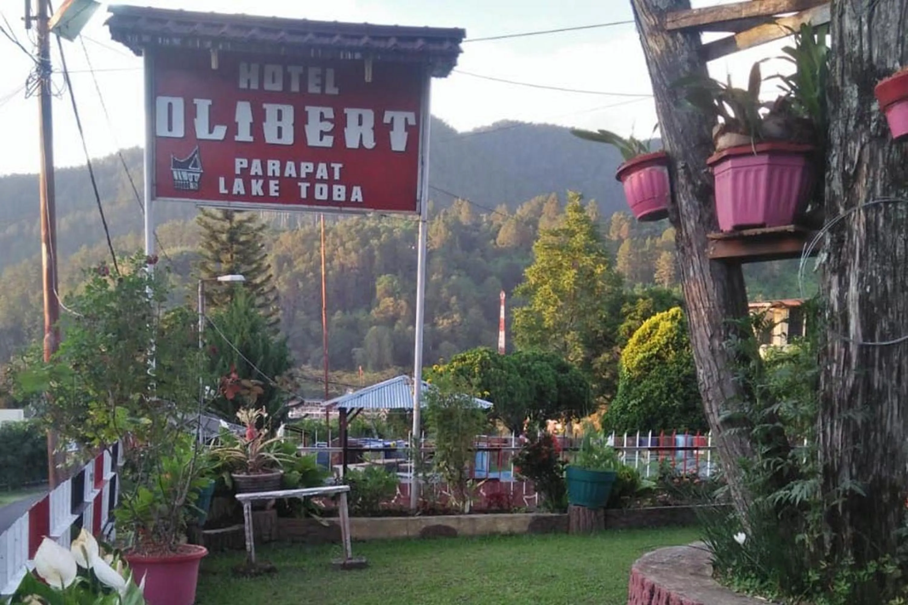 Facade/entrance in Hotel Olibert Parapat Ajibata Mitra RedDoorz