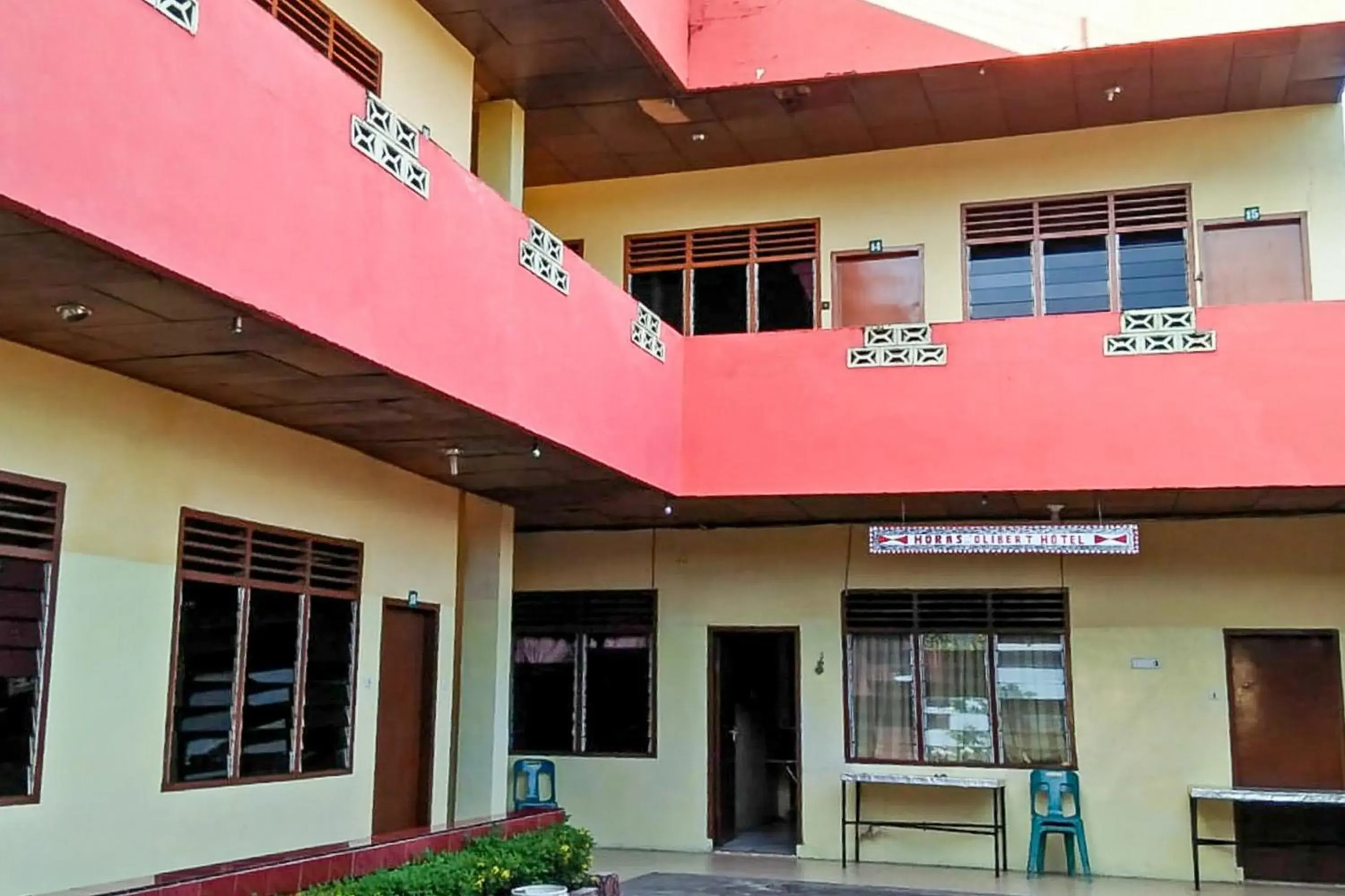 Property building in Hotel Olibert Parapat Ajibata Mitra RedDoorz Property building in Hotel Olibert Parapat Ajibata Mitra RedDoorz