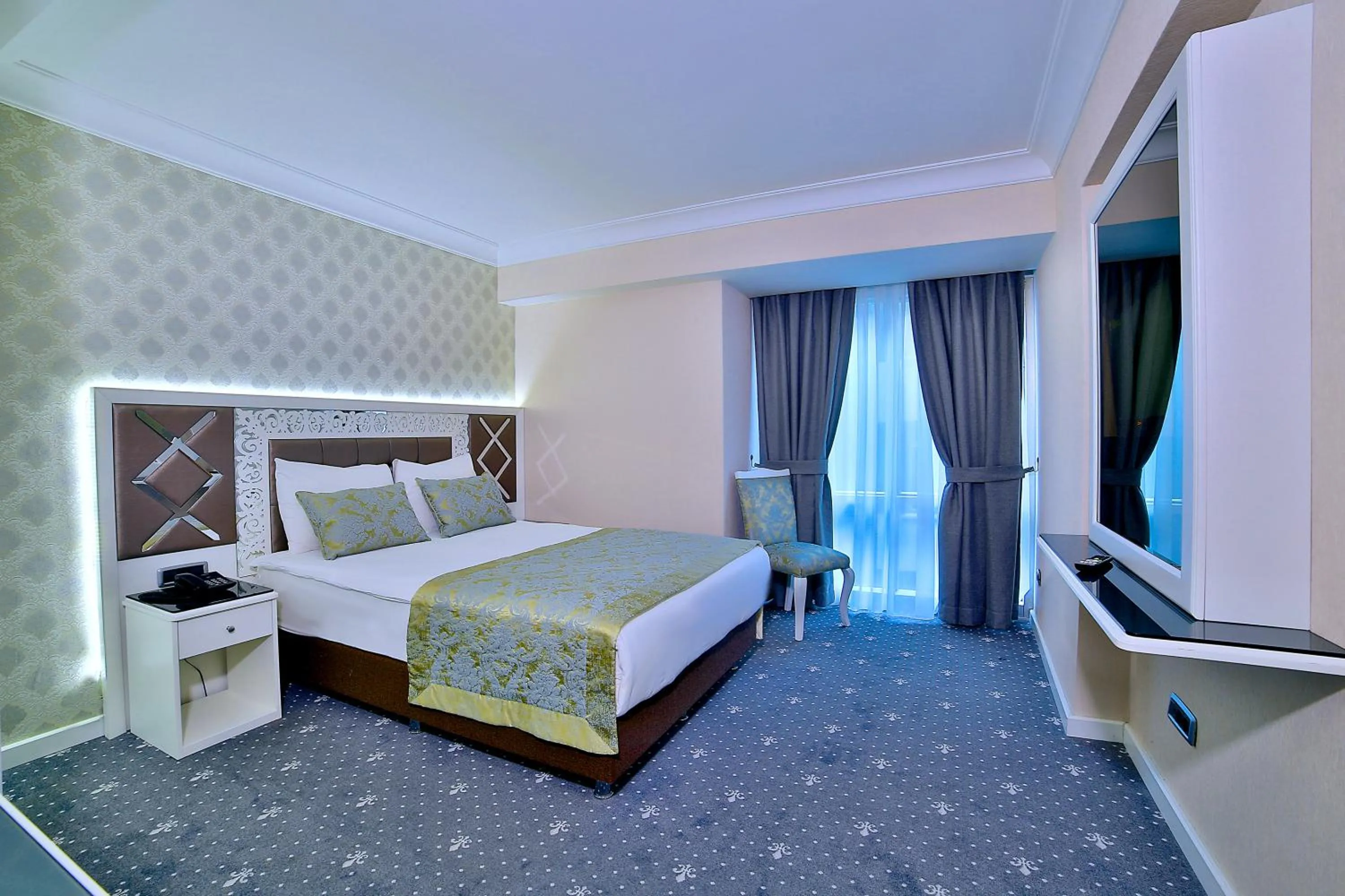Photo of the whole room, Bed in Monaco Hotel