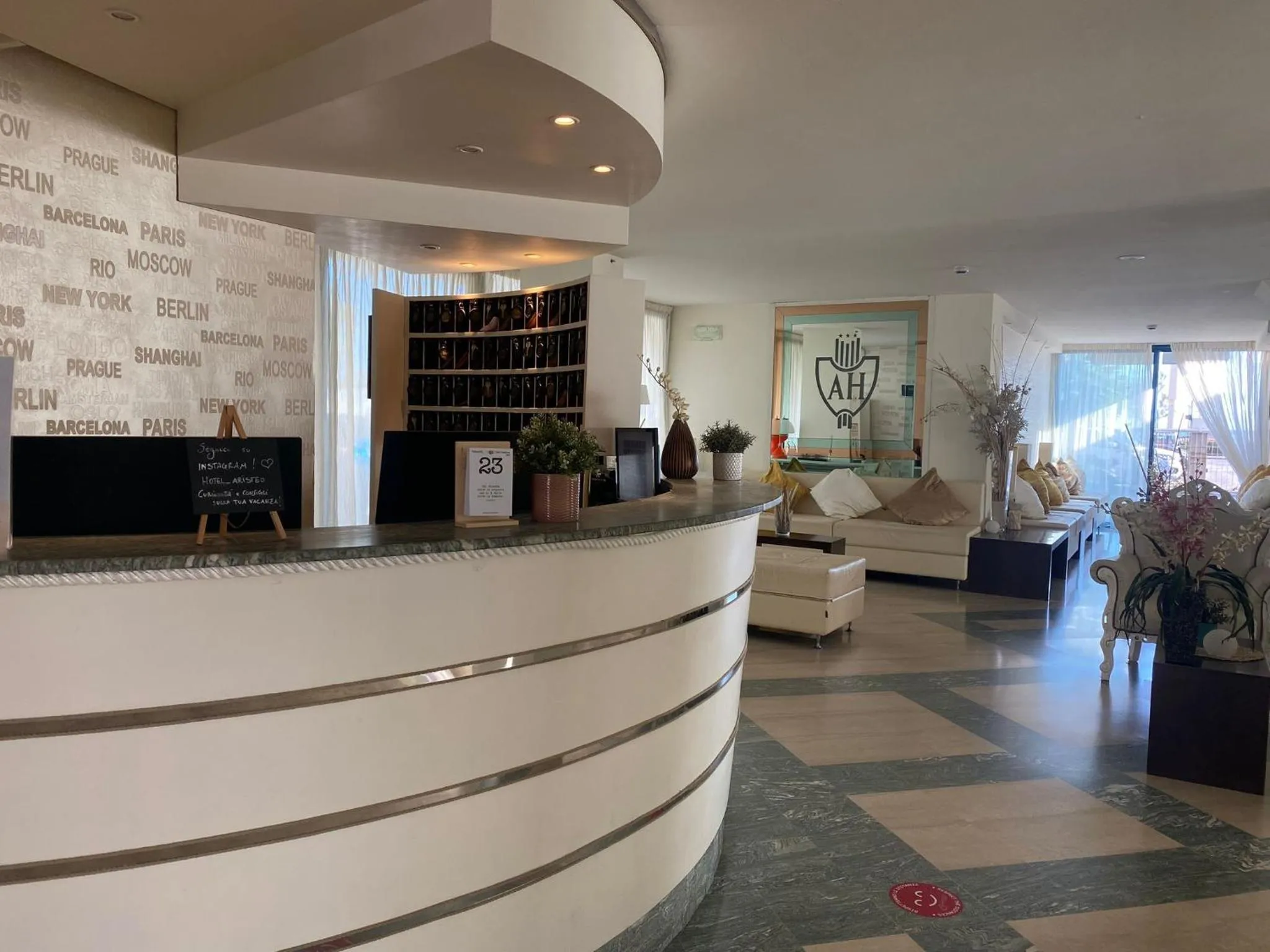 Lobby or reception in Hotel Aristeo