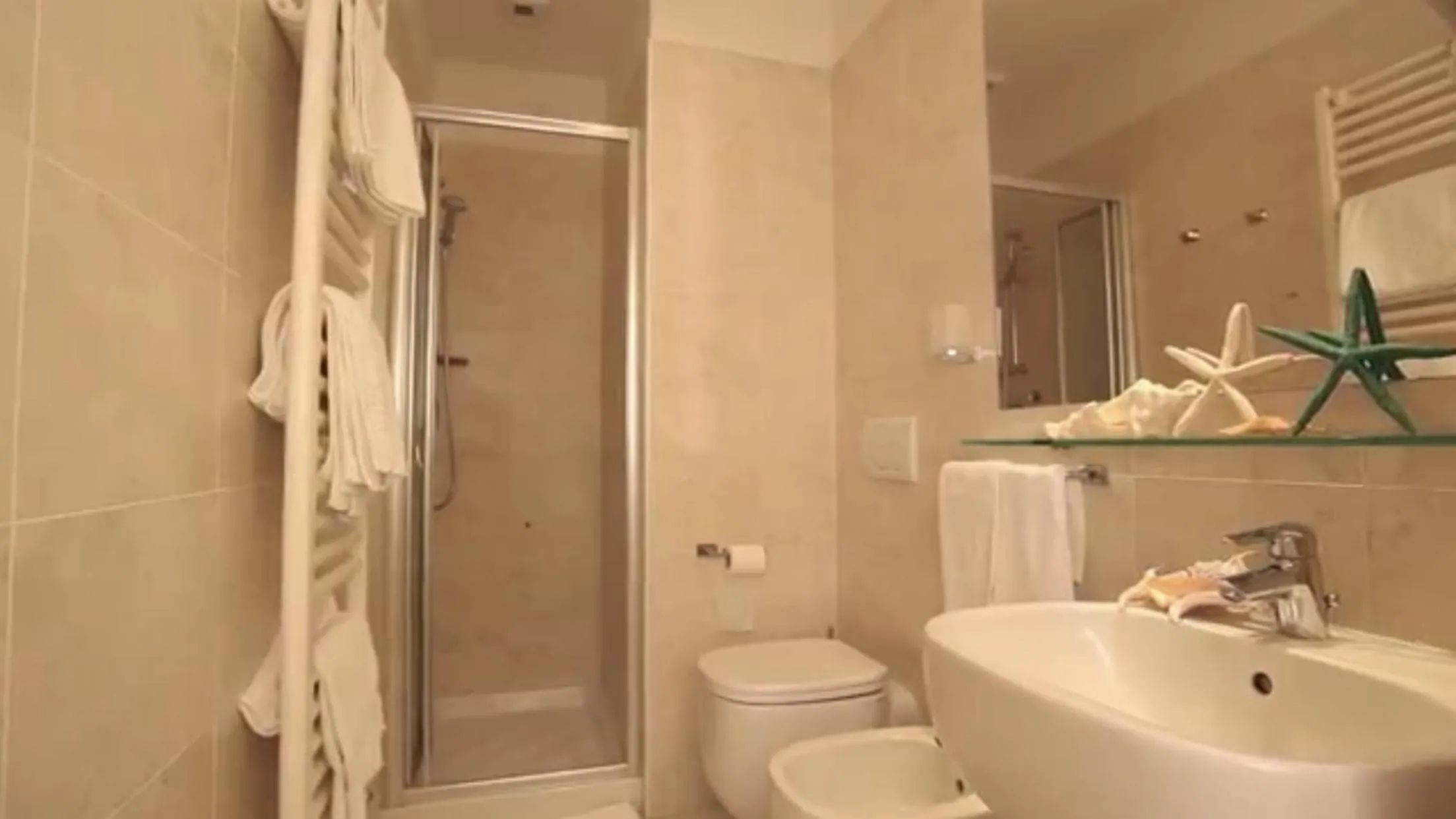 Shower in Hotel Aristeo