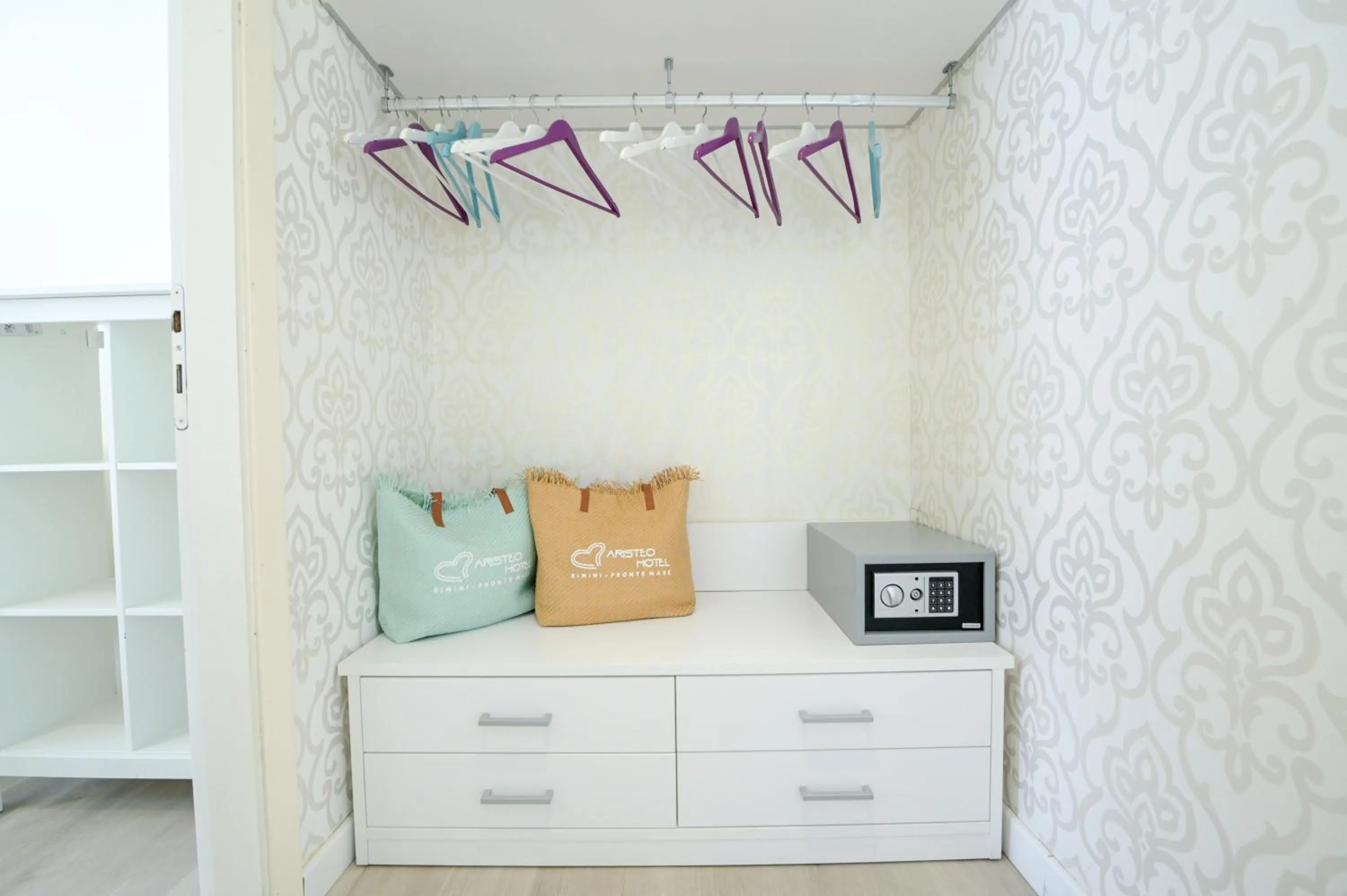 wardrobe in Hotel Aristeo