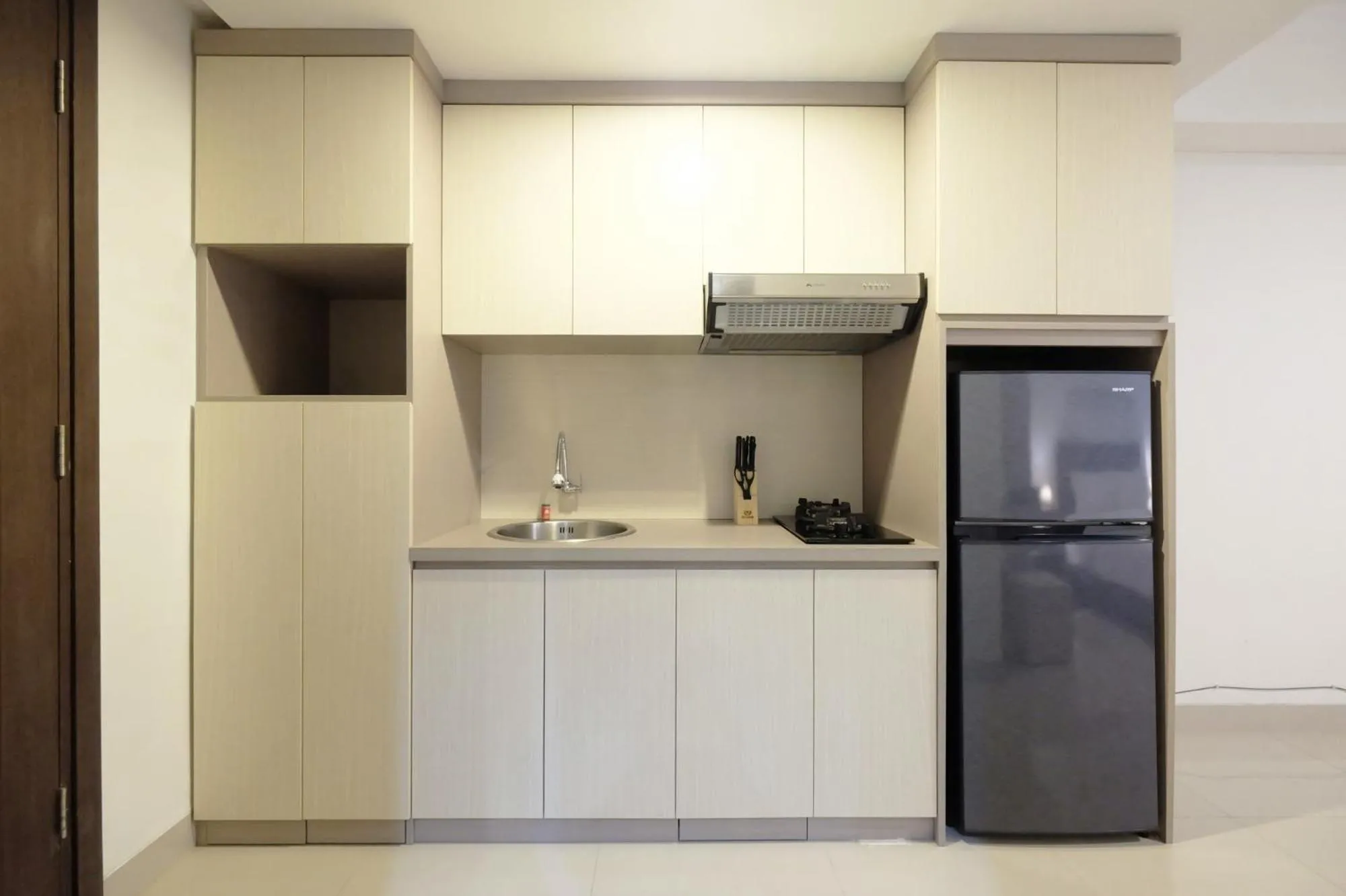 Best Price Minimalist Studio Apartment at The H Residence By Travelio