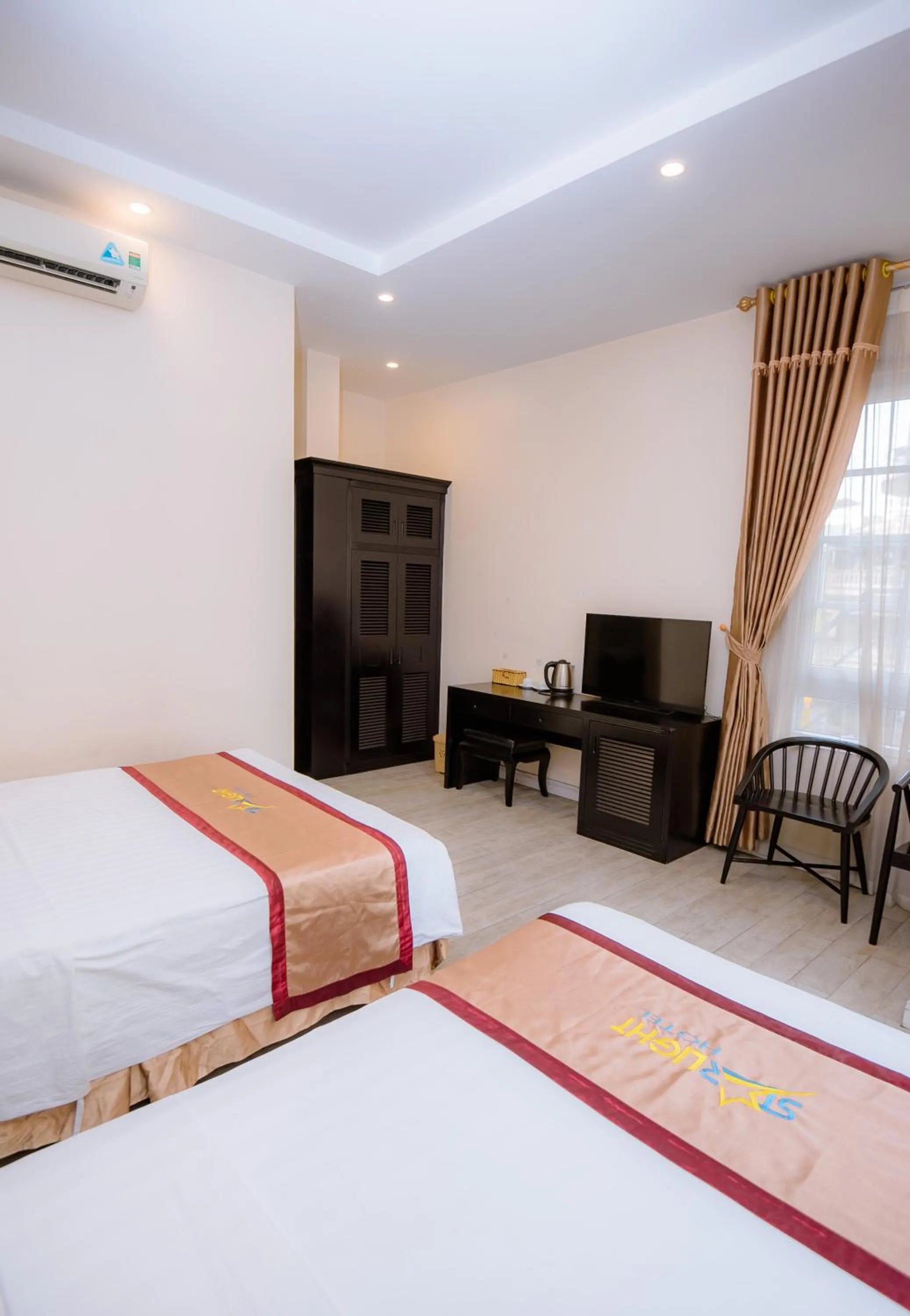 HaLong Starlight Inn & Travel