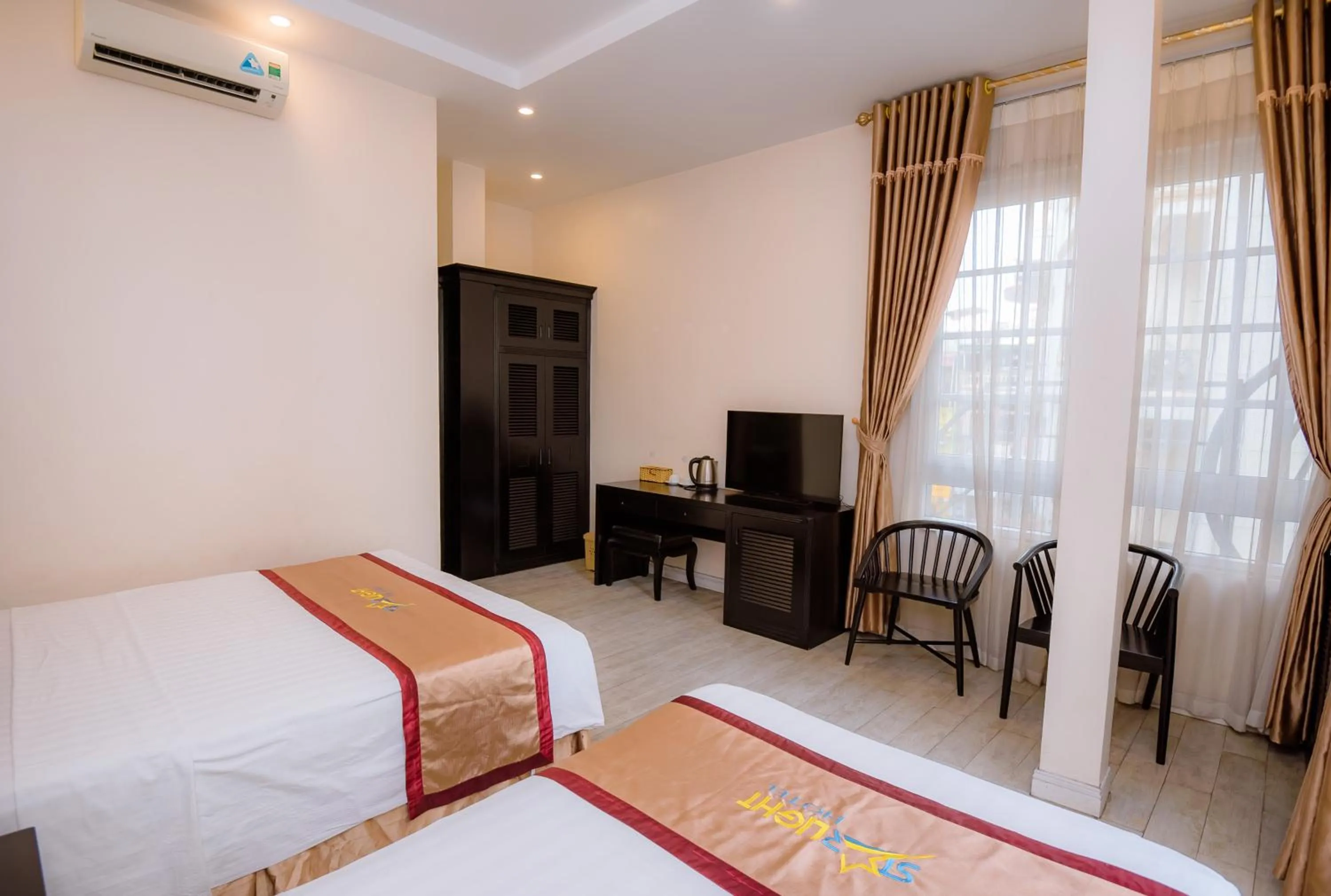 HaLong Starlight Inn & Travel