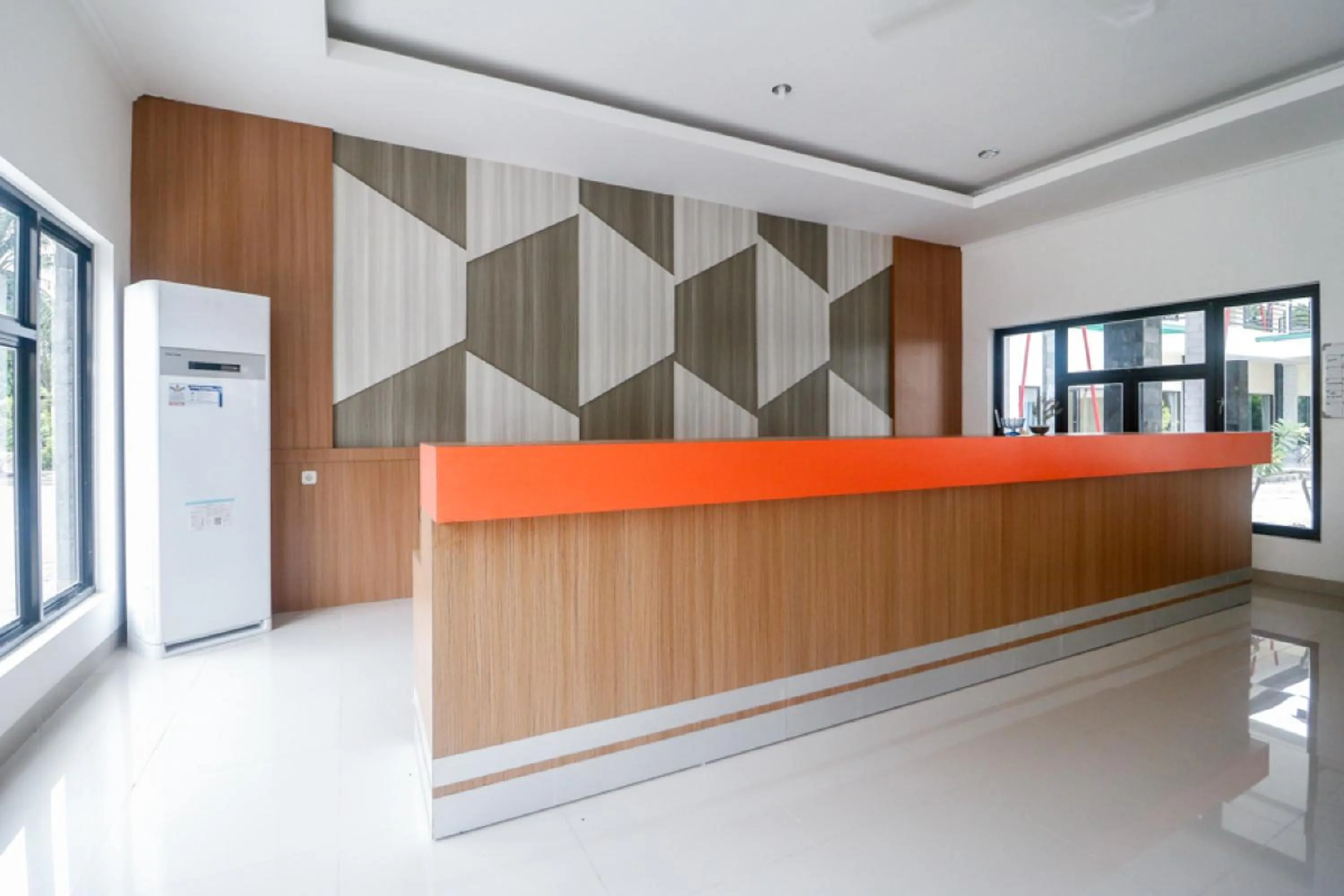 Lobby or reception in RedDoorz Plus near Kualanamu Airport Medan