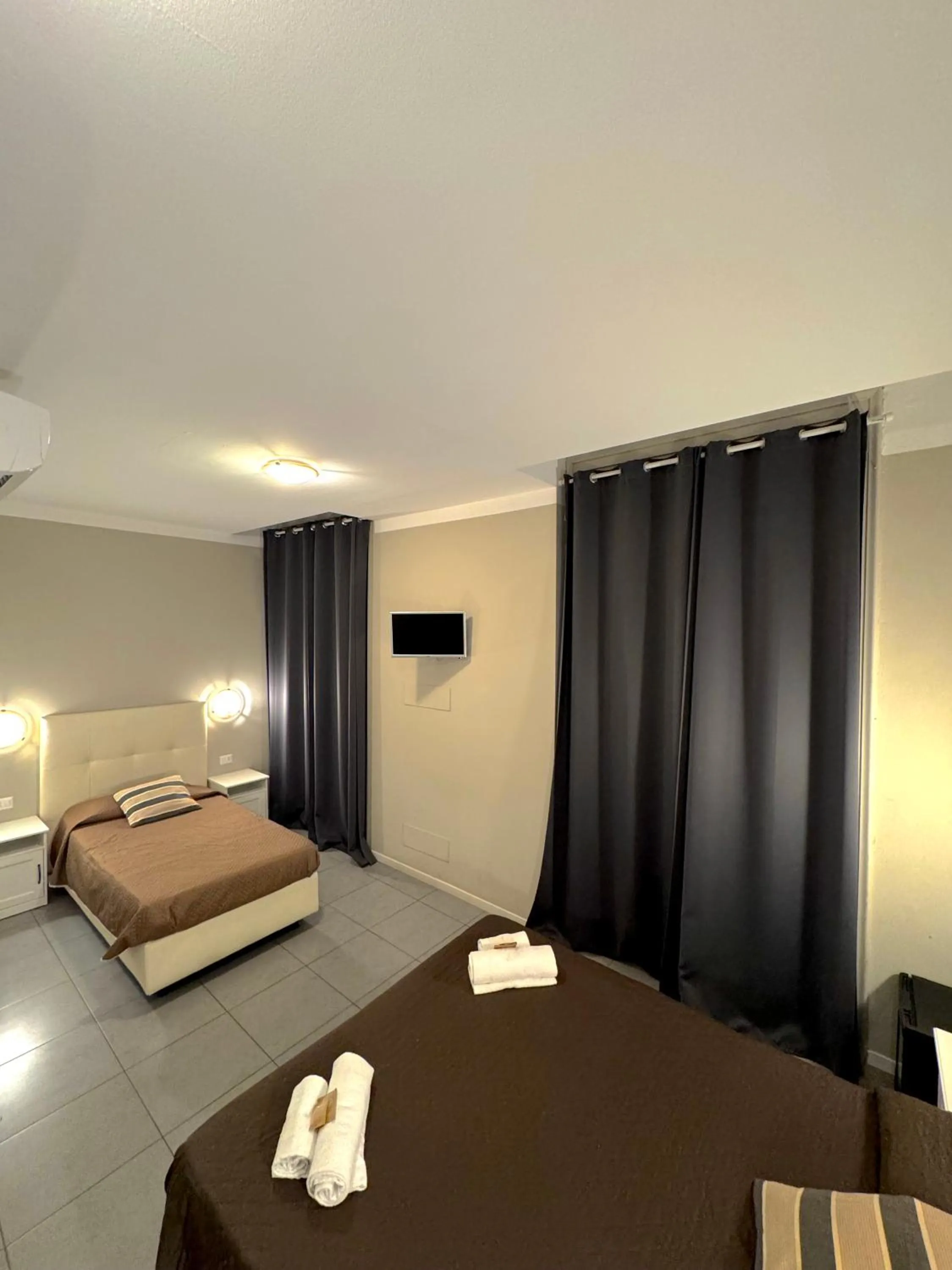 Bedroom, Bed in Golden Milano Hotel