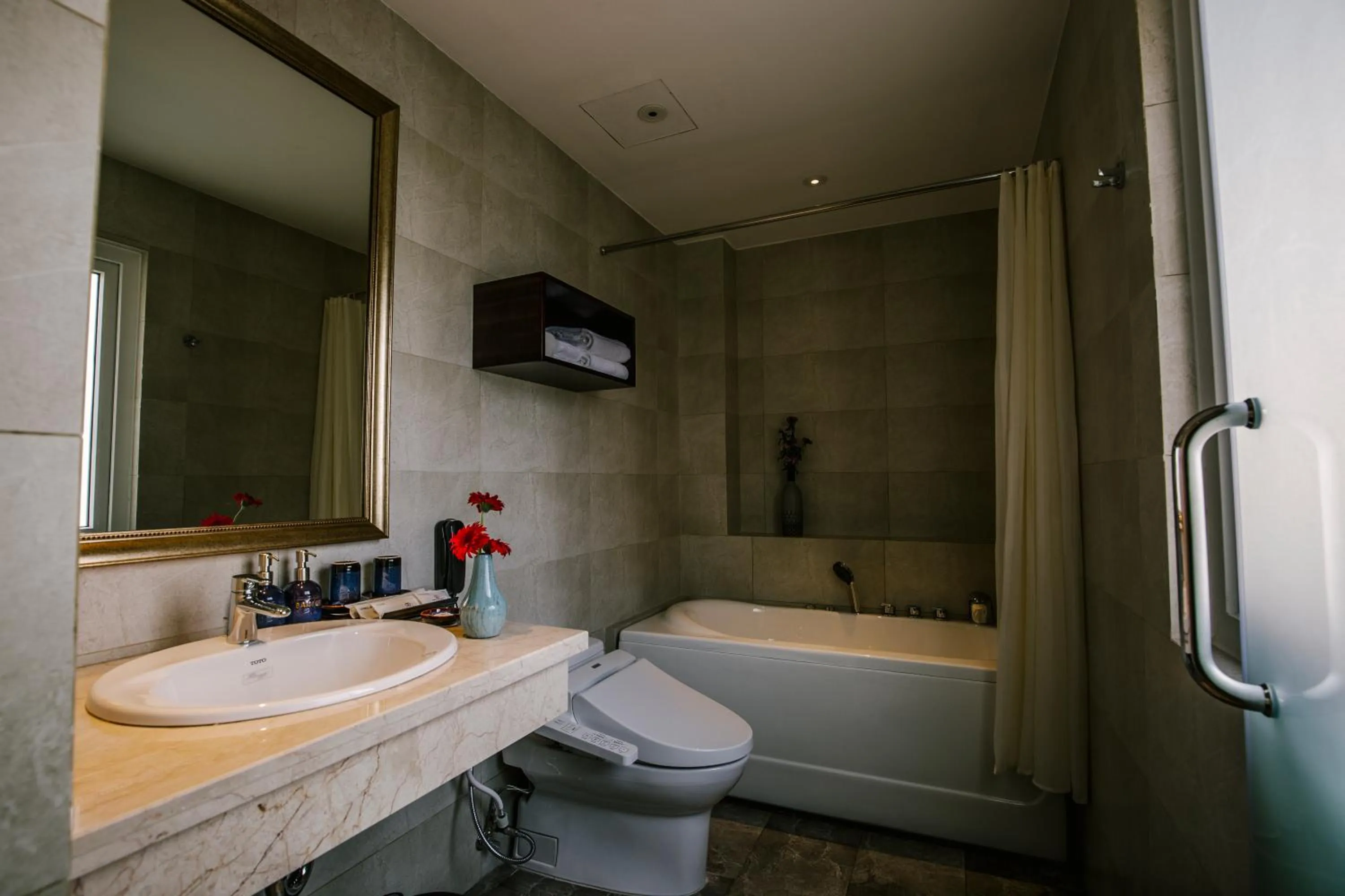 Toilet in Roseland Sweet Hotel