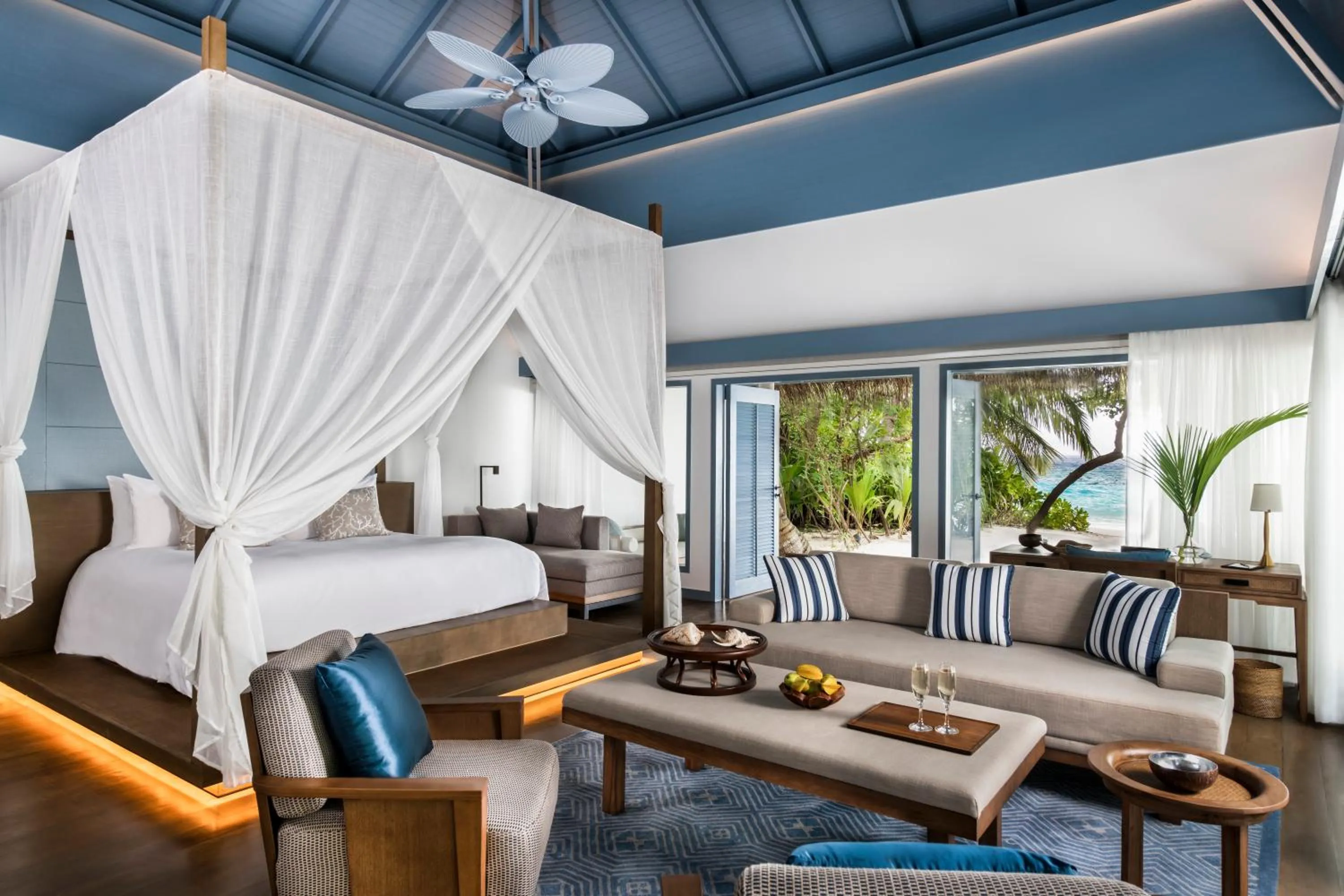 Photo of the whole room, Bed in Raffles Maldives Meradhoo
