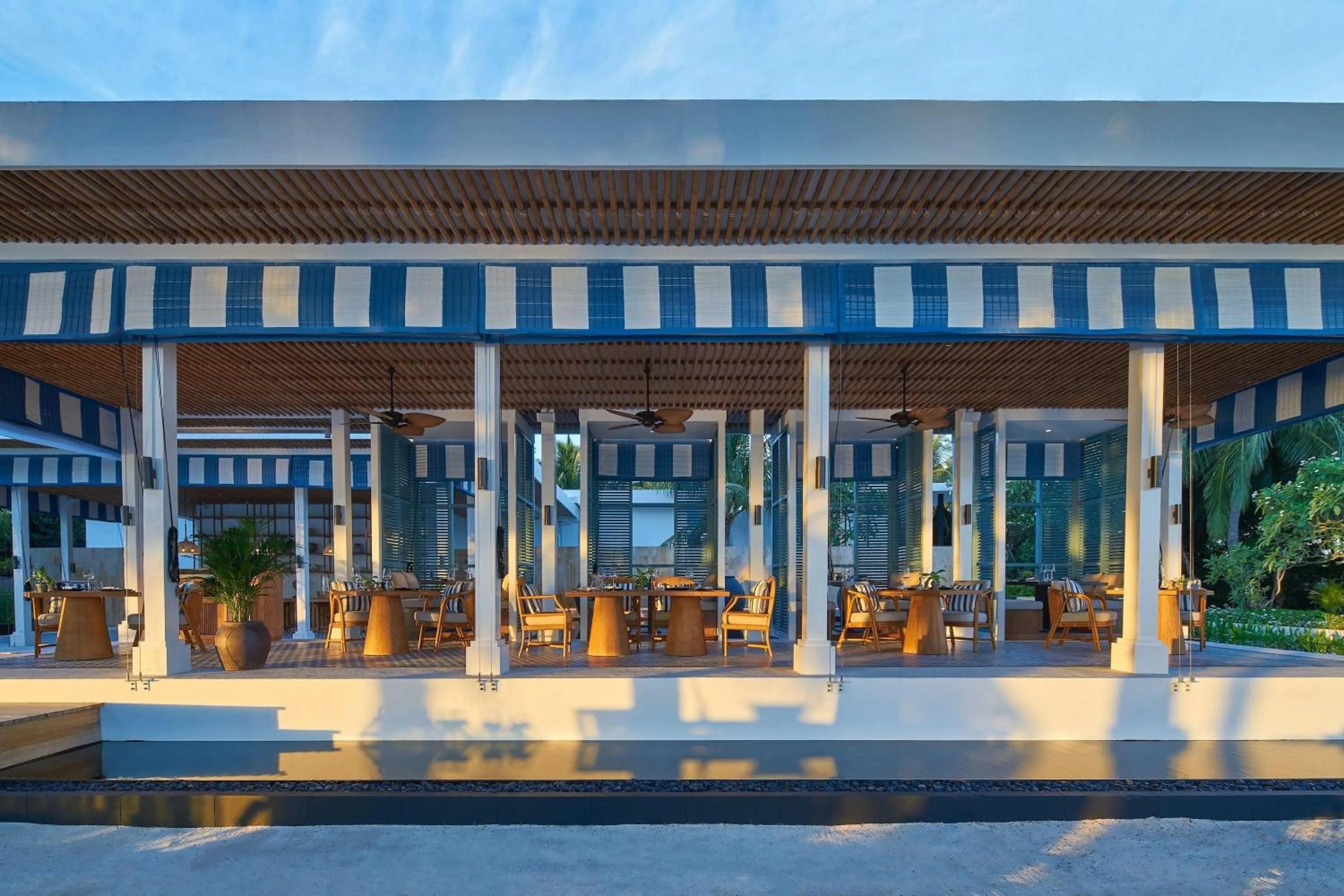 Restaurant/places to eat in Raffles Maldives Meradhoo